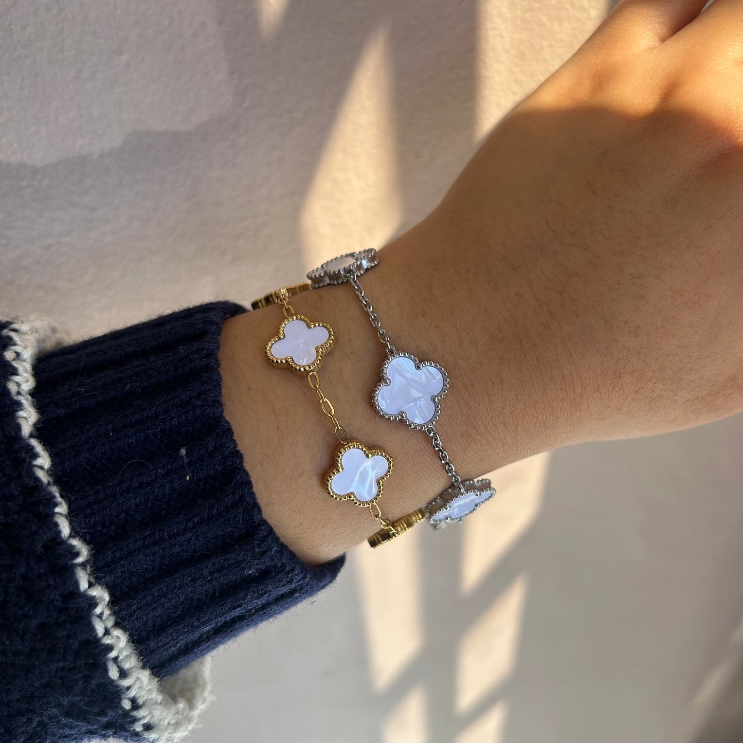 Pulsera trébol color blanco