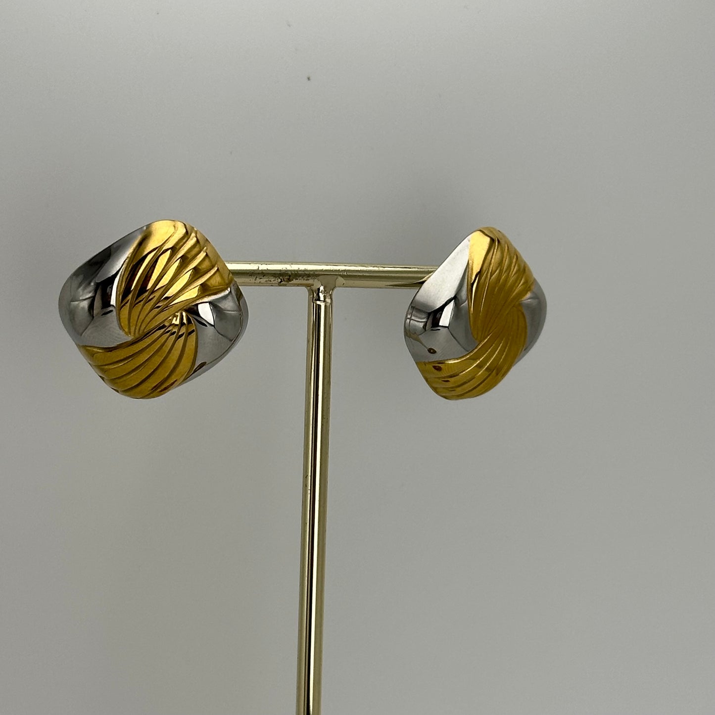 Stud plateado con drapeado