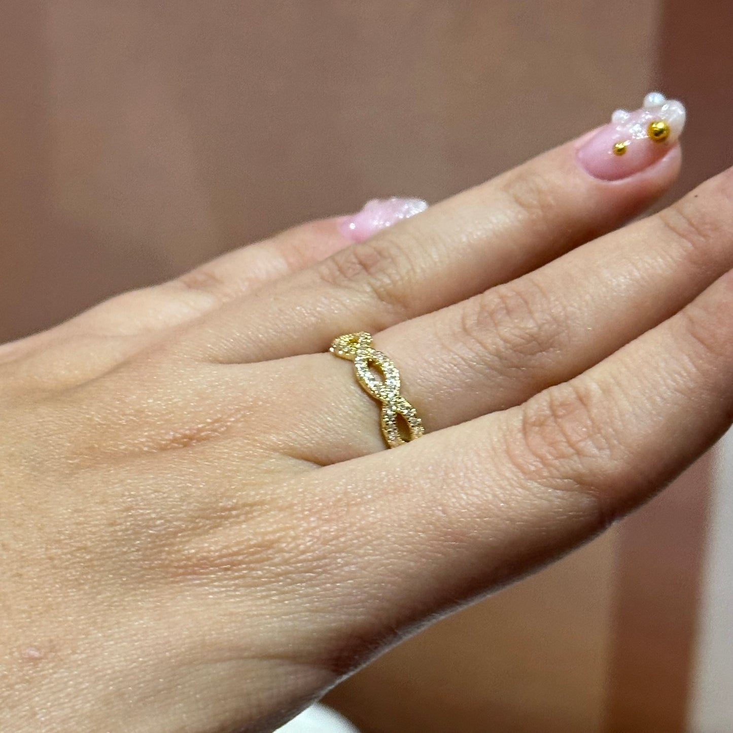 Anillo entrelazado con zirconias