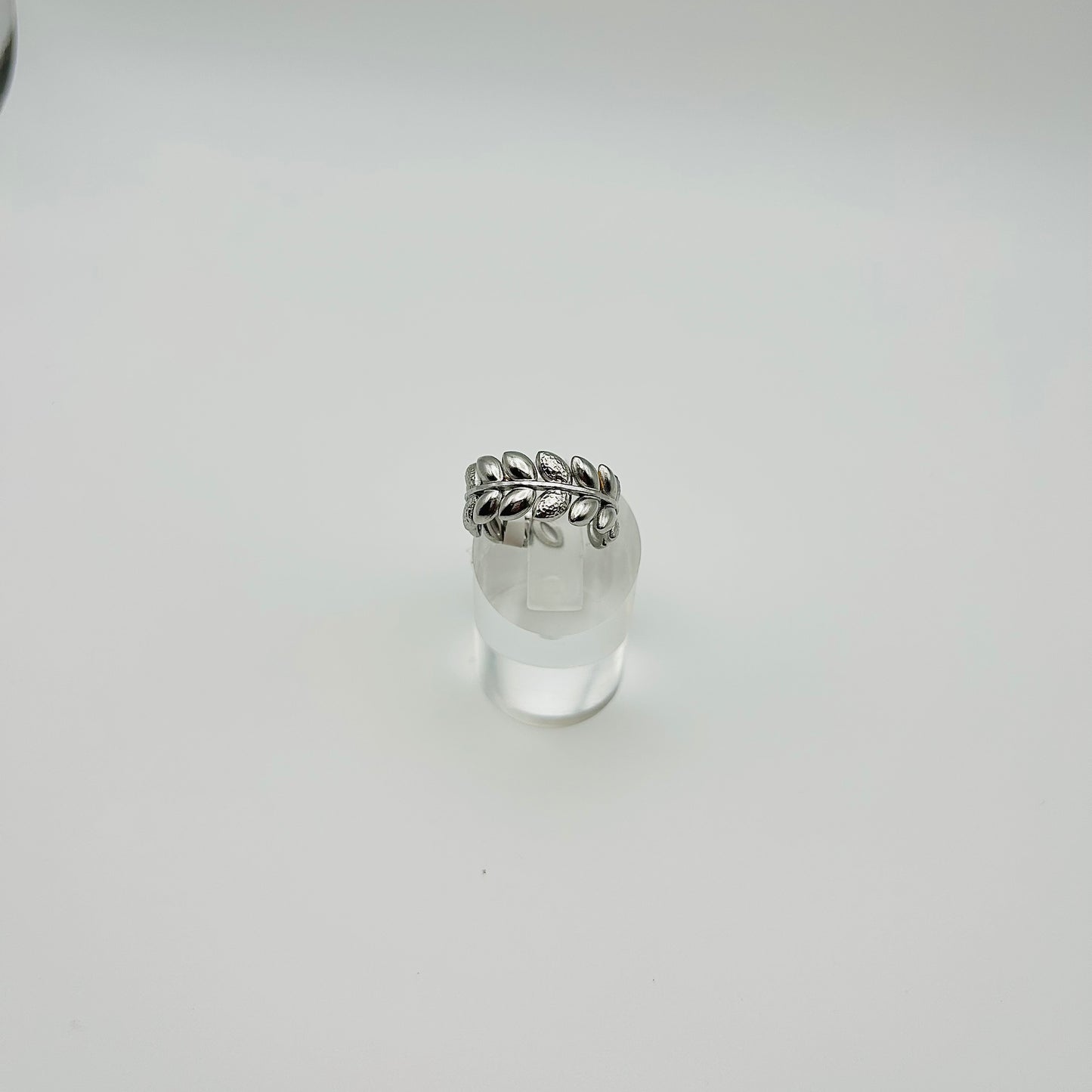 Anillo de hojas grandes