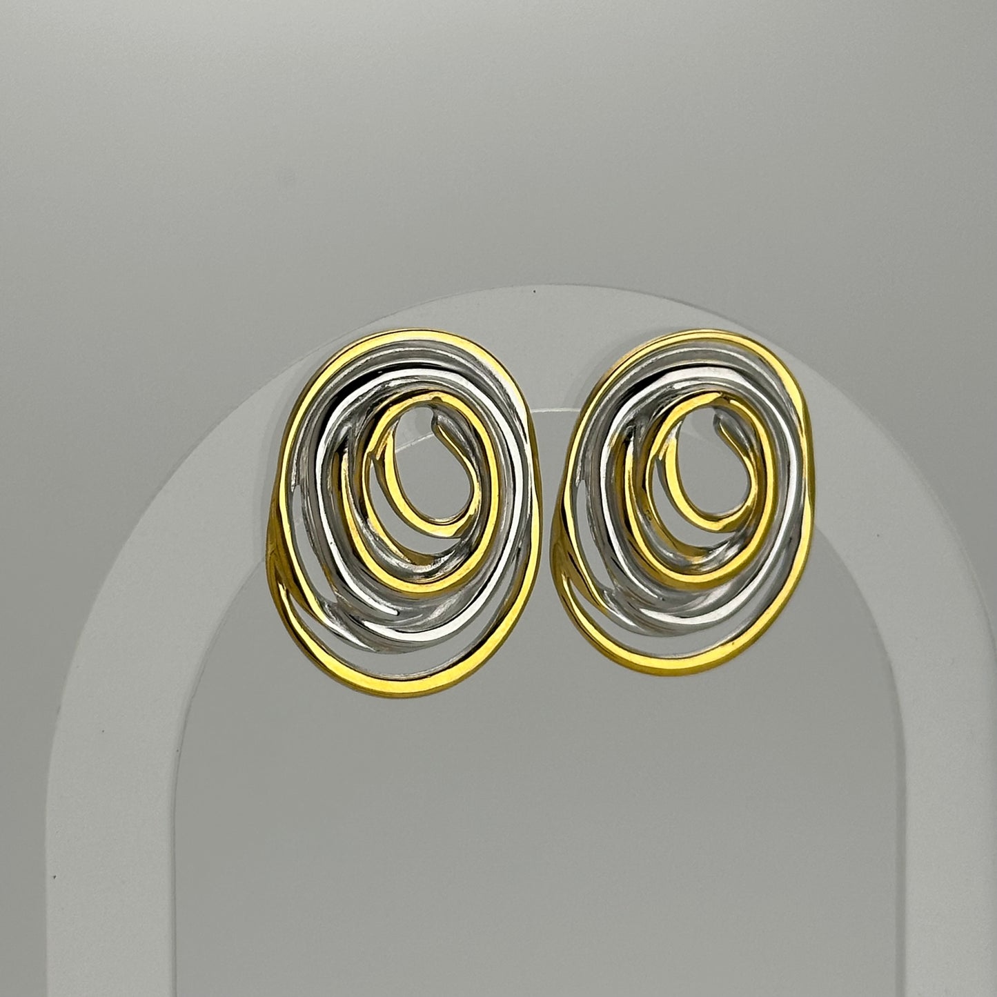 Stud remolino dorado y plateado