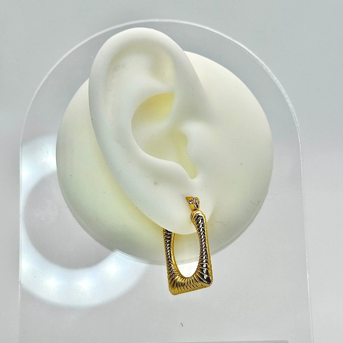 Argolla rectangular con líneas