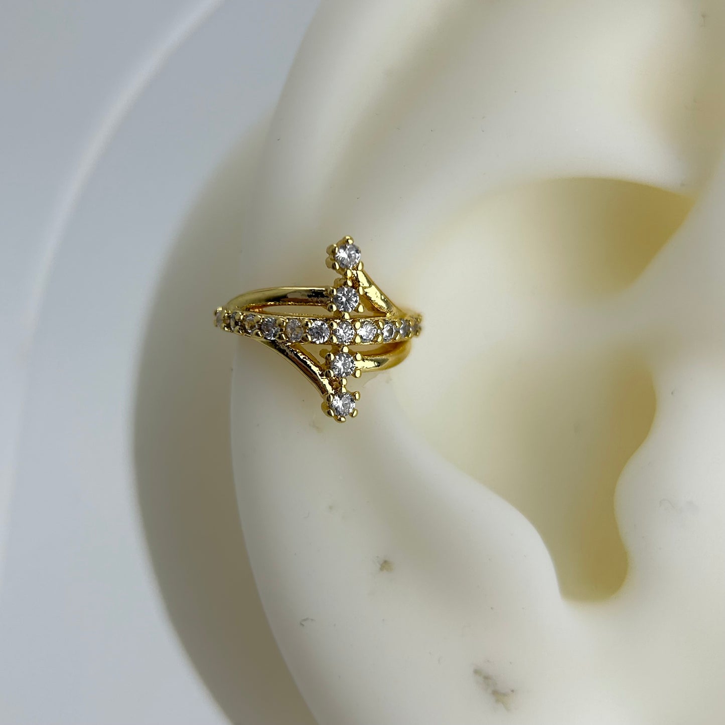 Earcuff una línea de zirconia 4 encapsulada
