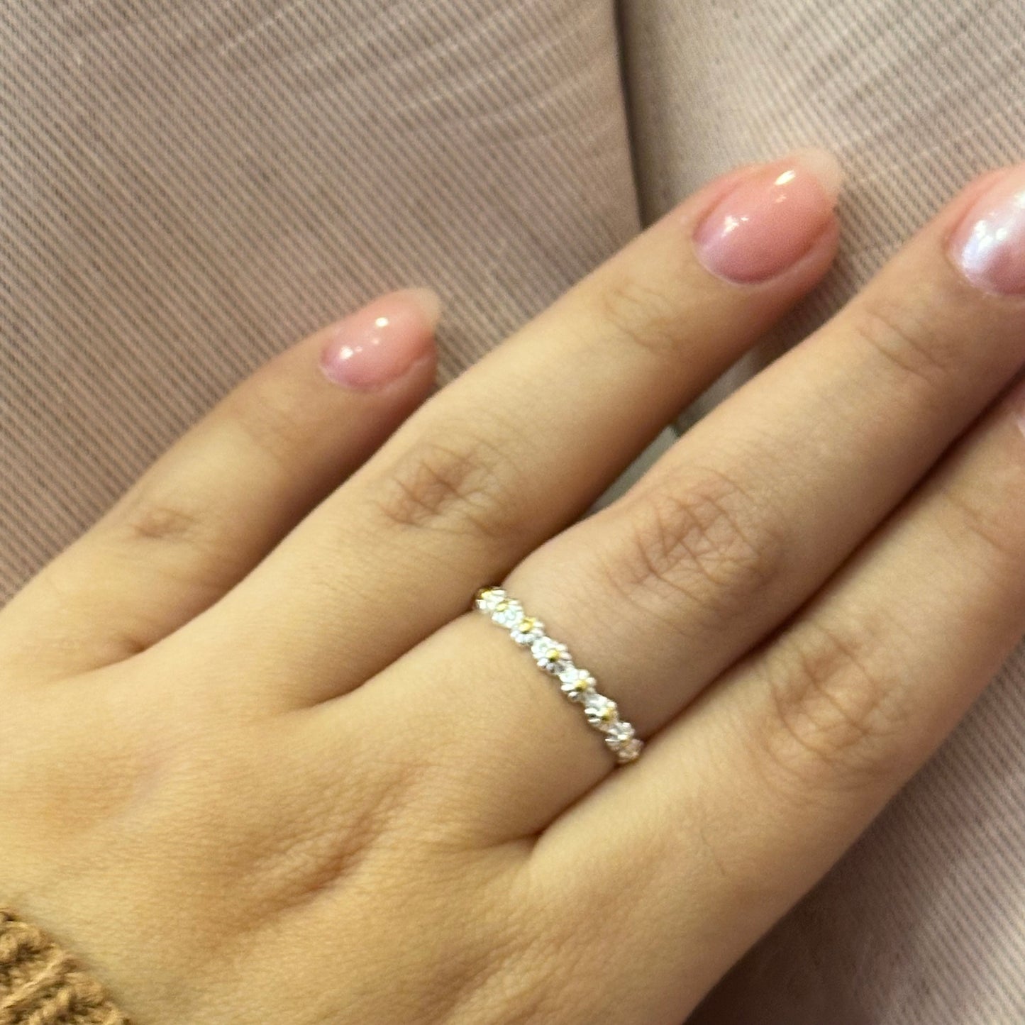Anillo banda de margaritas