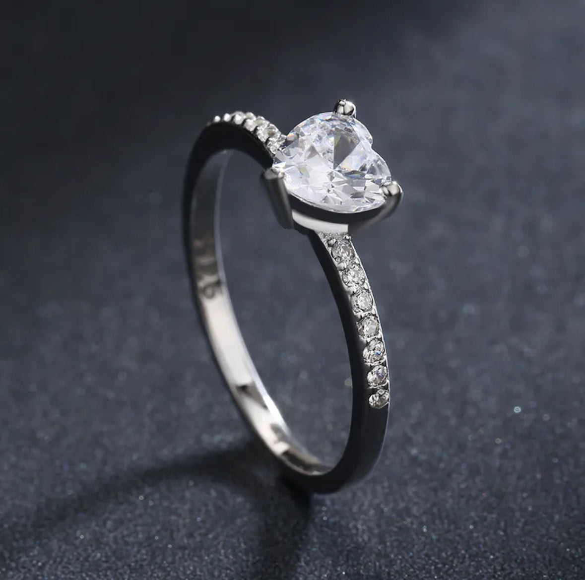 Anillo Promesa Piedra de Corazón