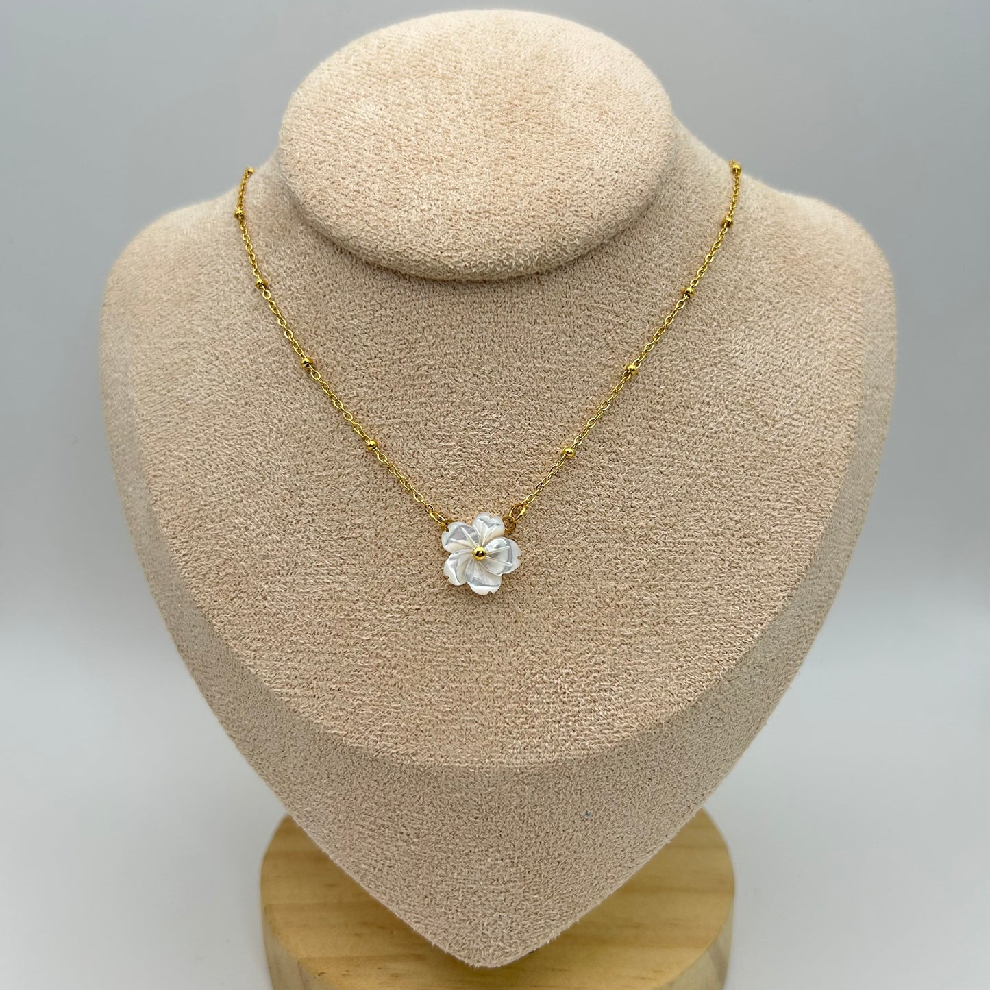 Cadena de flor blanca