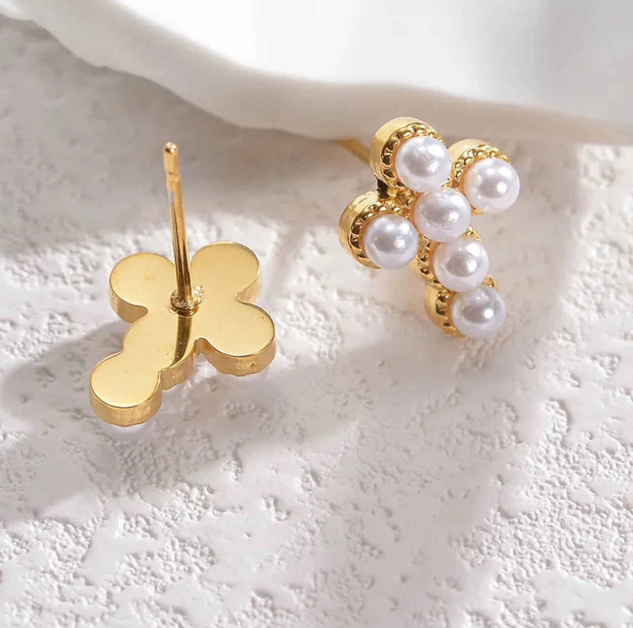 Stud de cruz de perlas