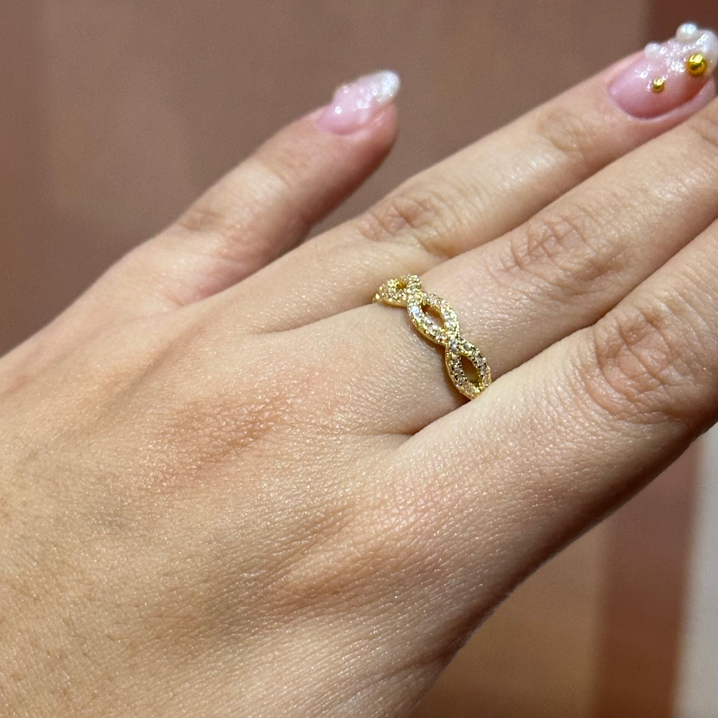Anillo entrelazado con zirconias