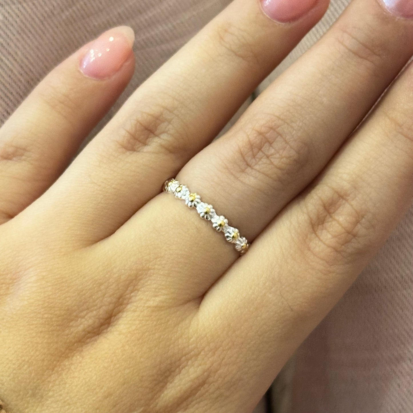 Anillo banda de margaritas