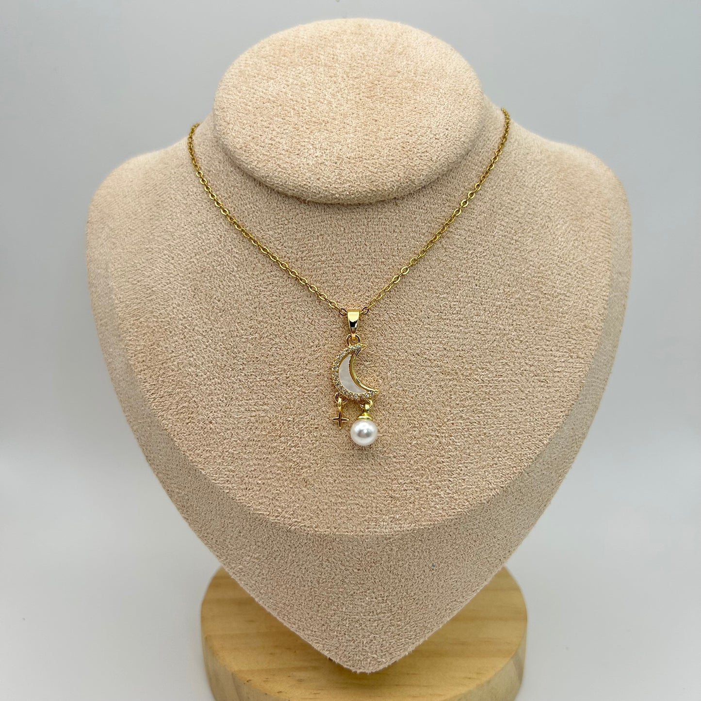 Cadena de media luna con perla