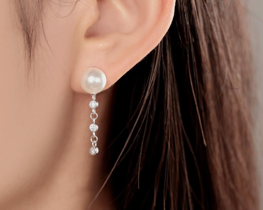Aretes perla con tres zirconias colgantes