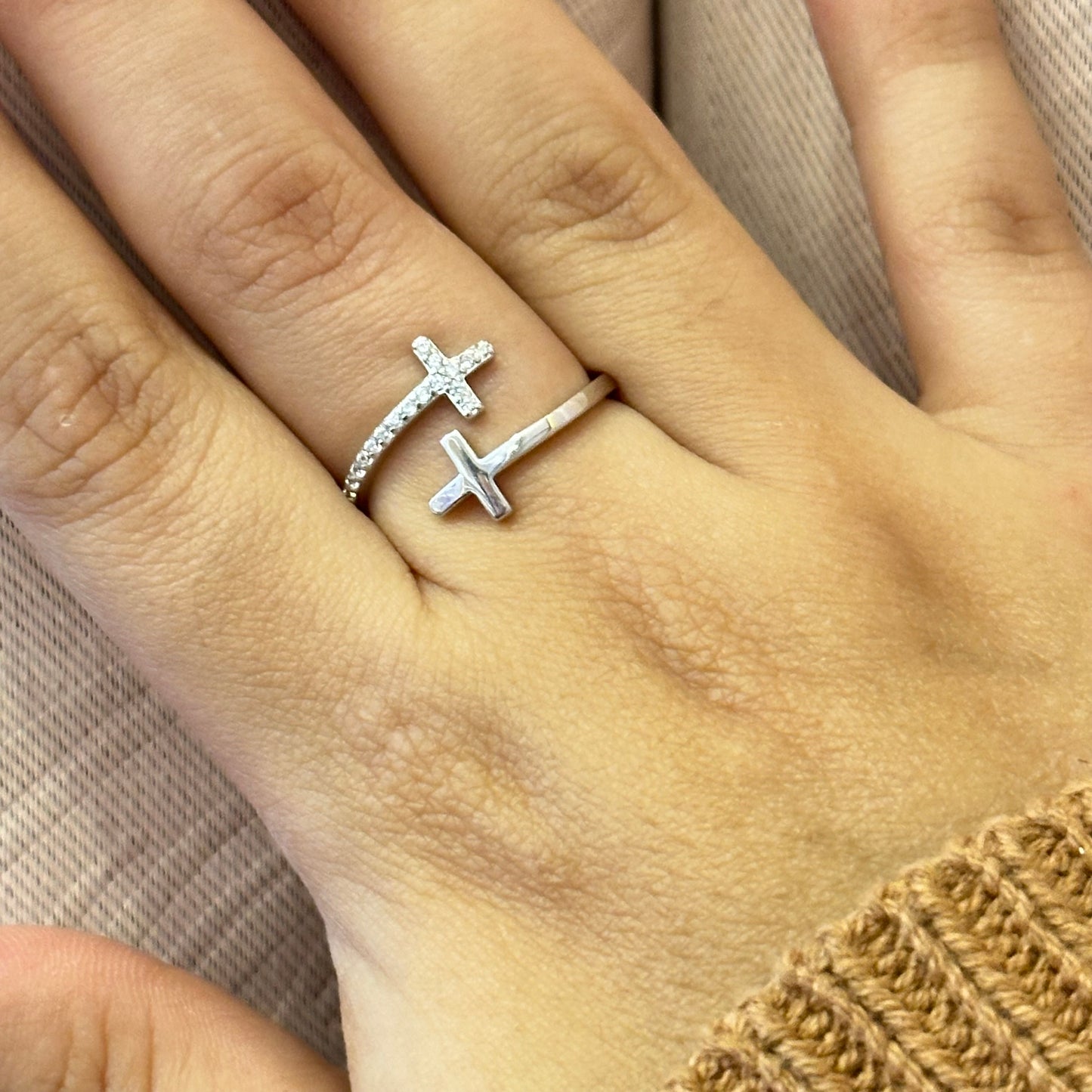 Anillo de dos cruces