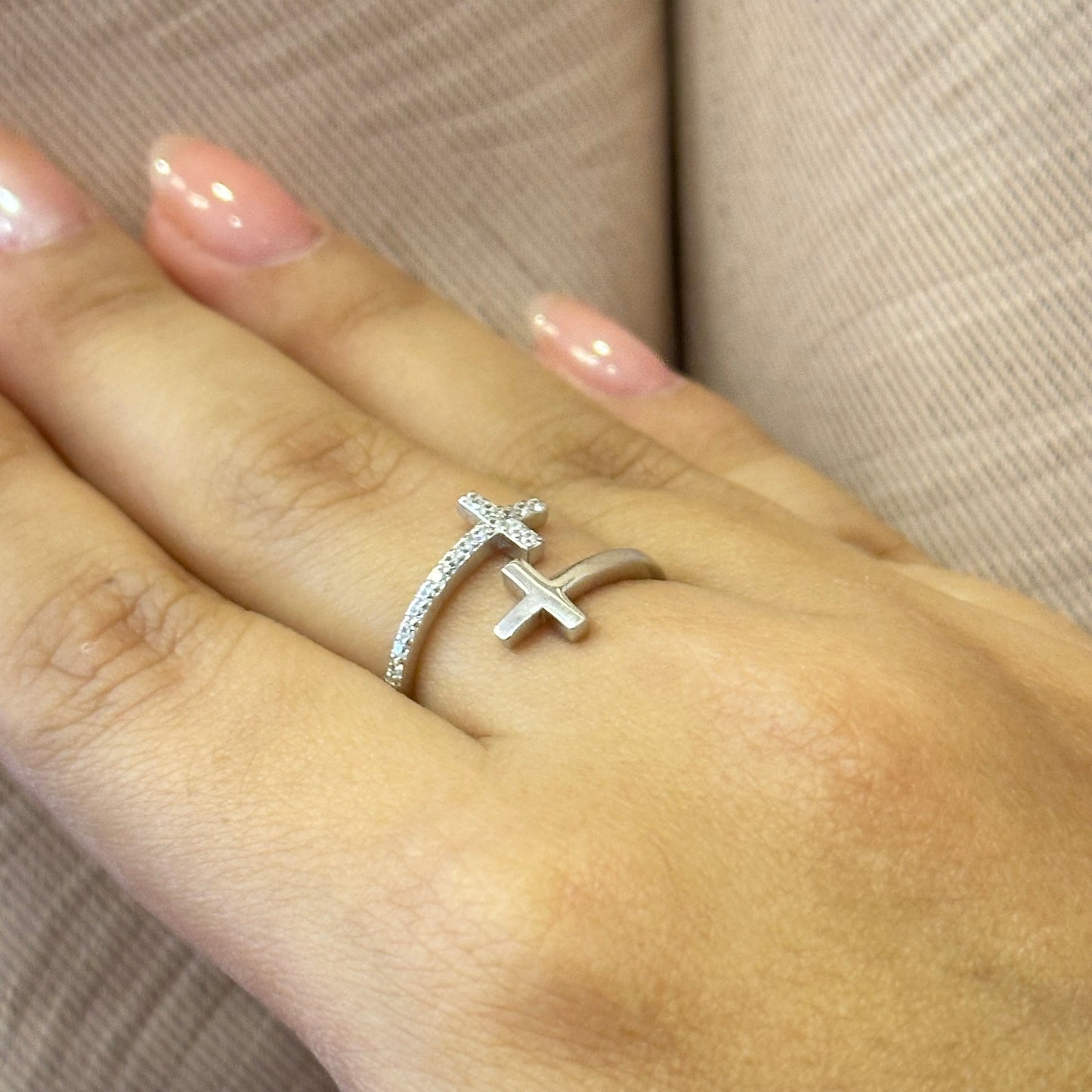 Anillo de dos cruces