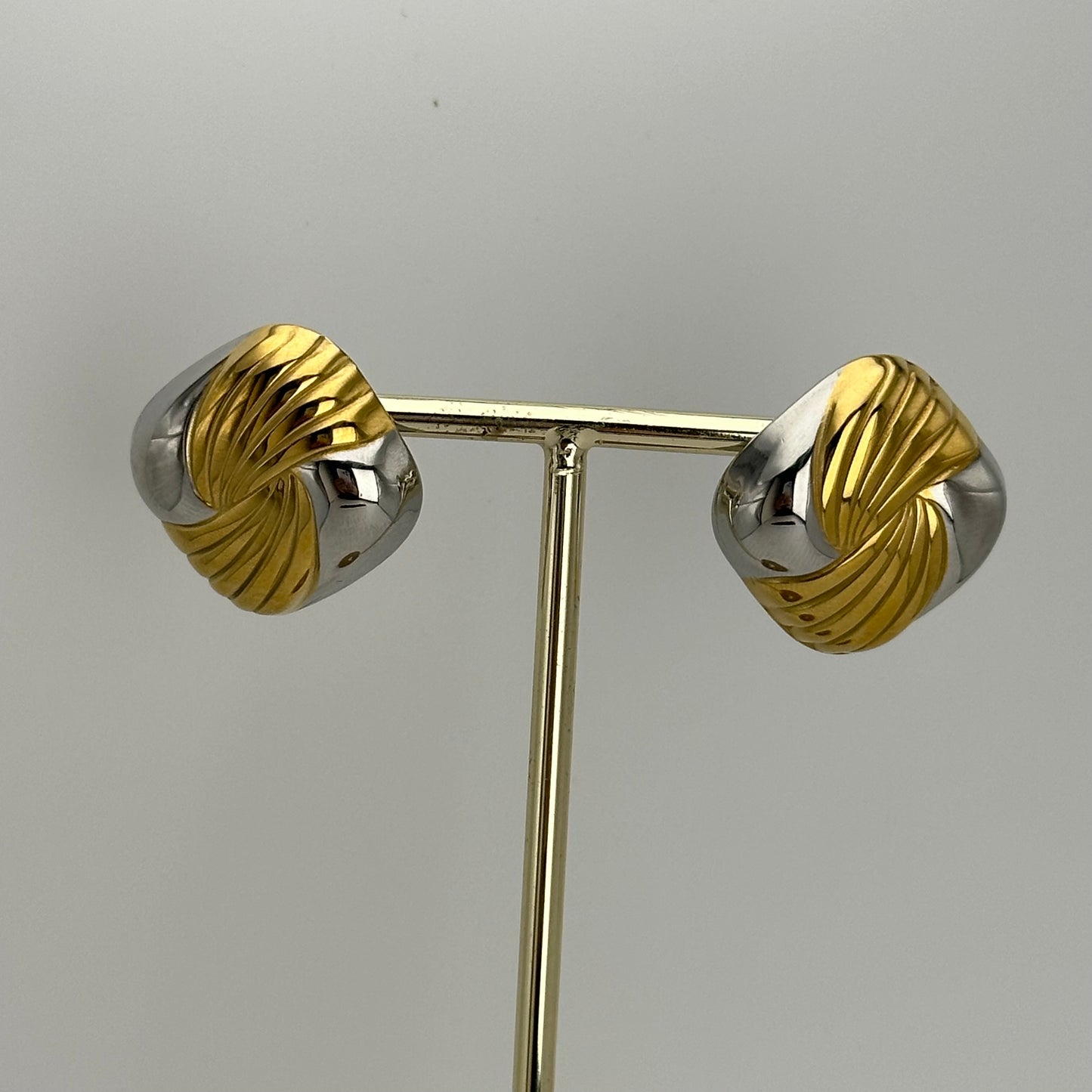 Stud plateado con drapeado