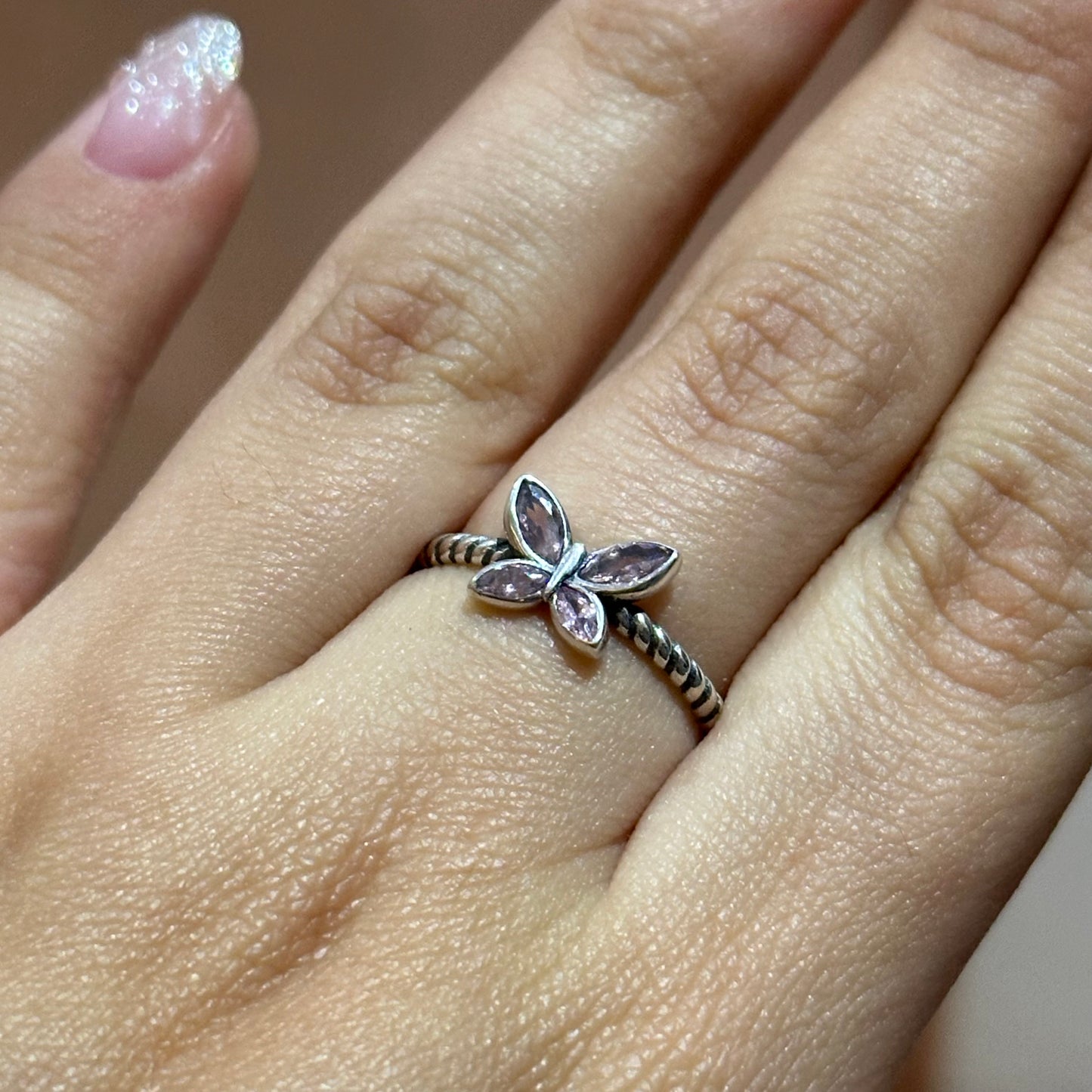 Anillo de mariposa rosada
