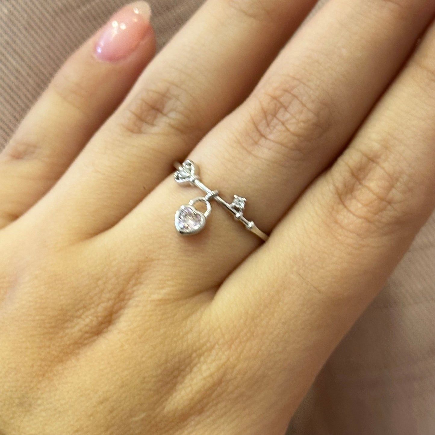 Anillo de llave con corazón colgante