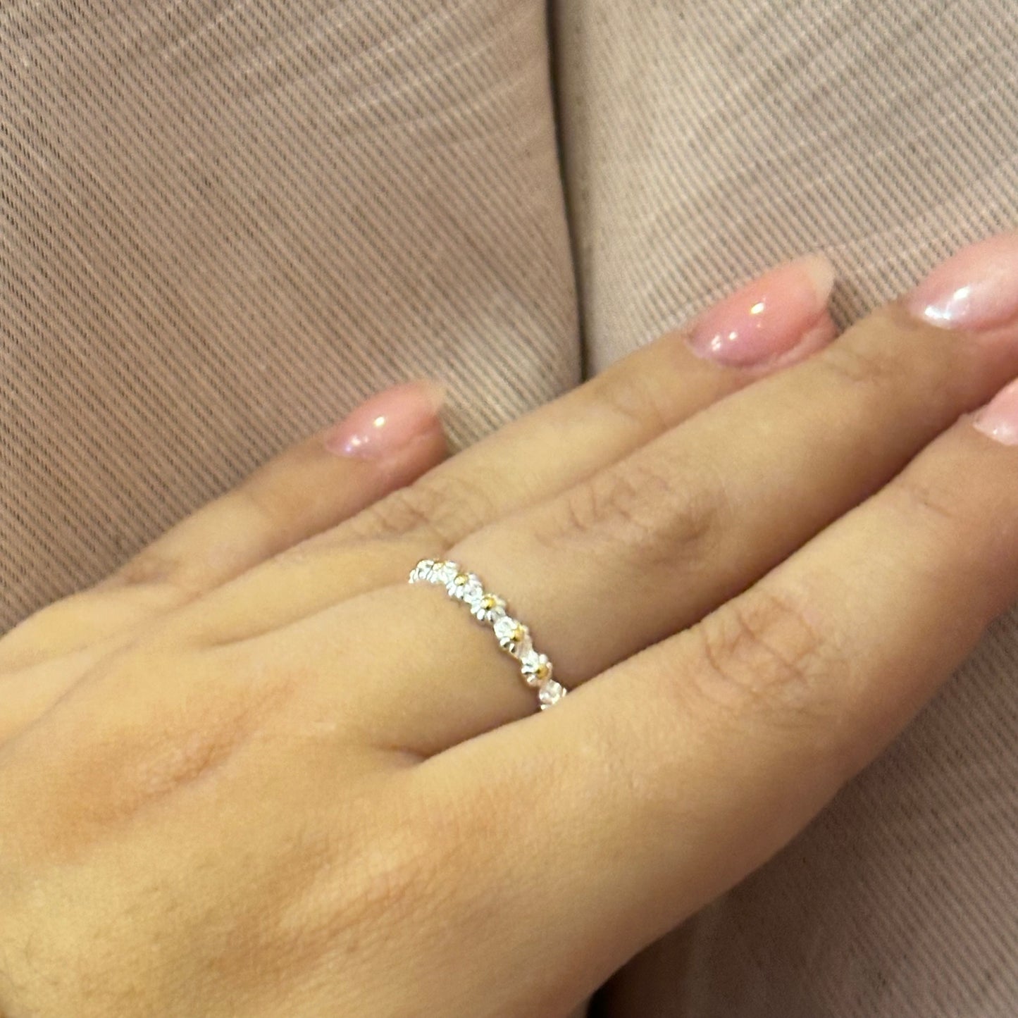 Anillo banda de margaritas