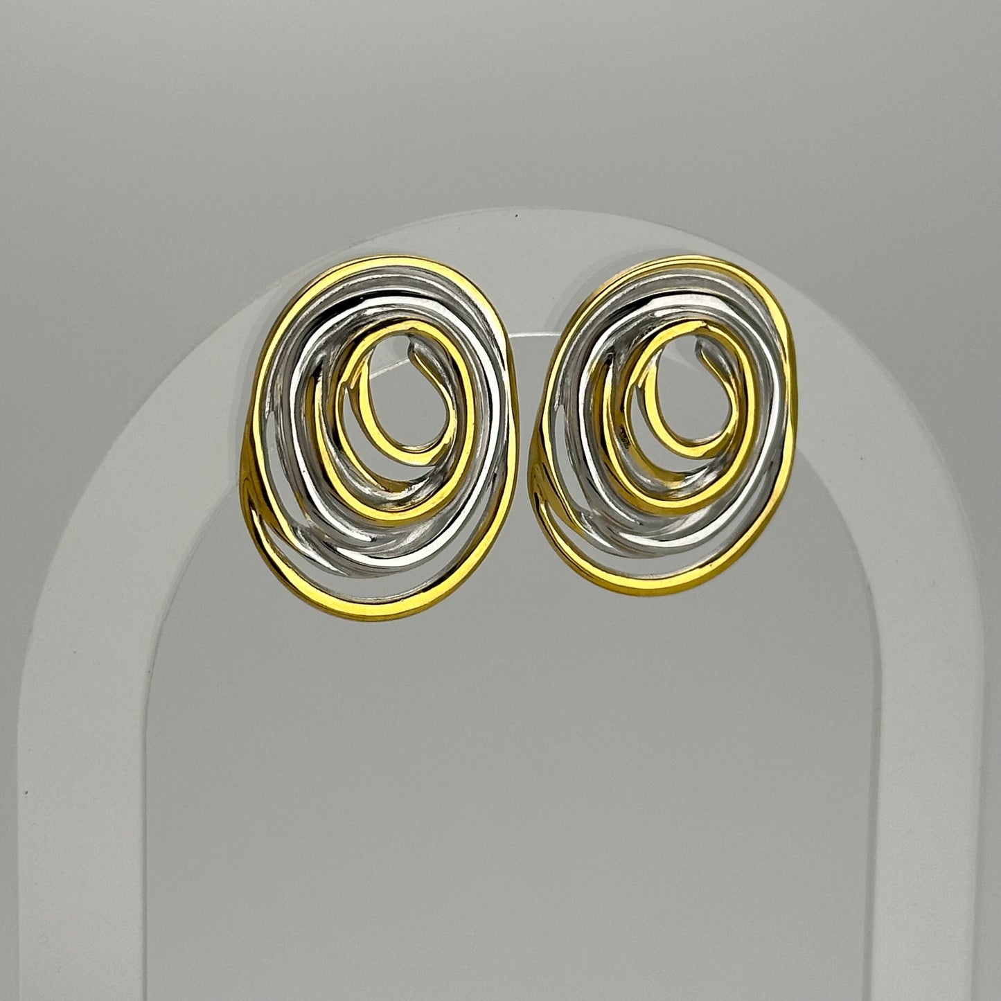 Stud remolino dorado y plateado