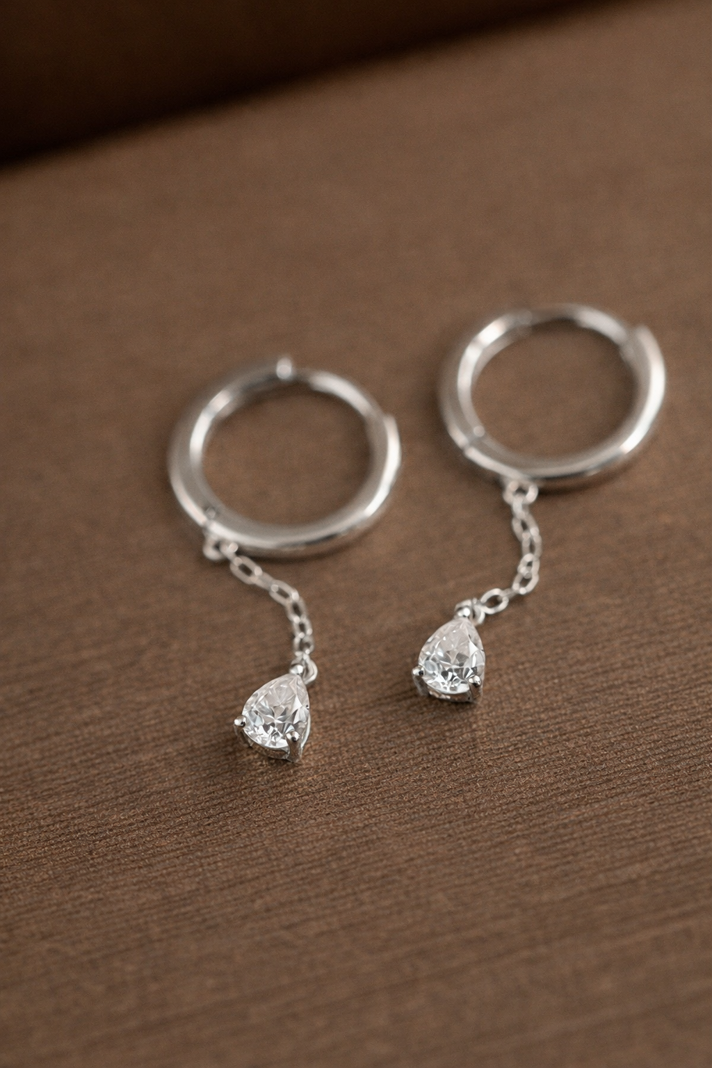 Argollas con Gota de Zirconia Colgante ✨