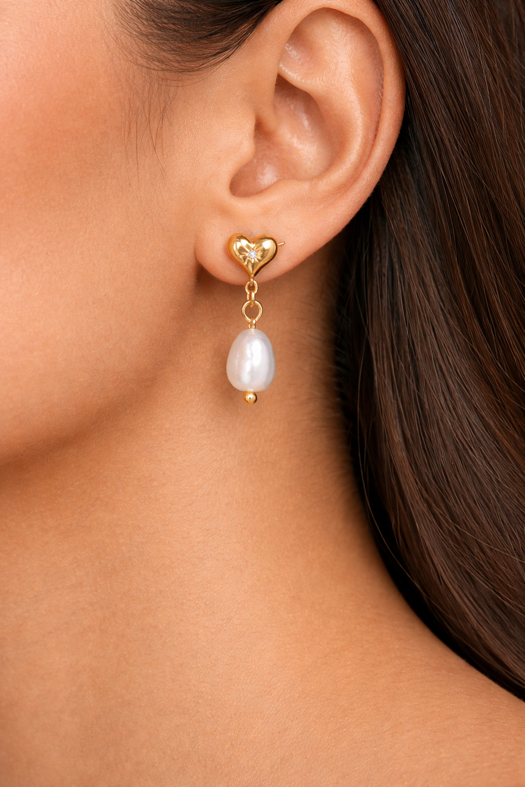 Aretes de Corazón con Destello Interior y Perla de Río ✨