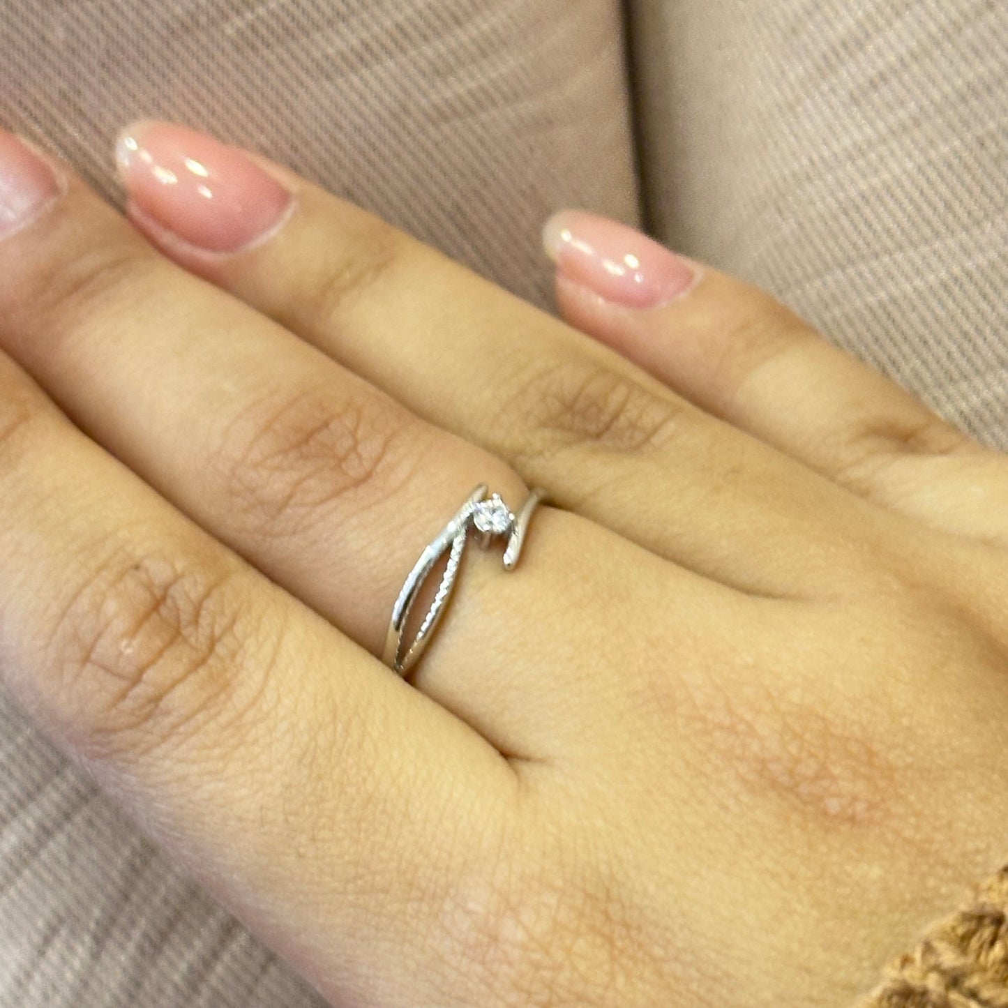 Anillo zirconia central banda traslapada