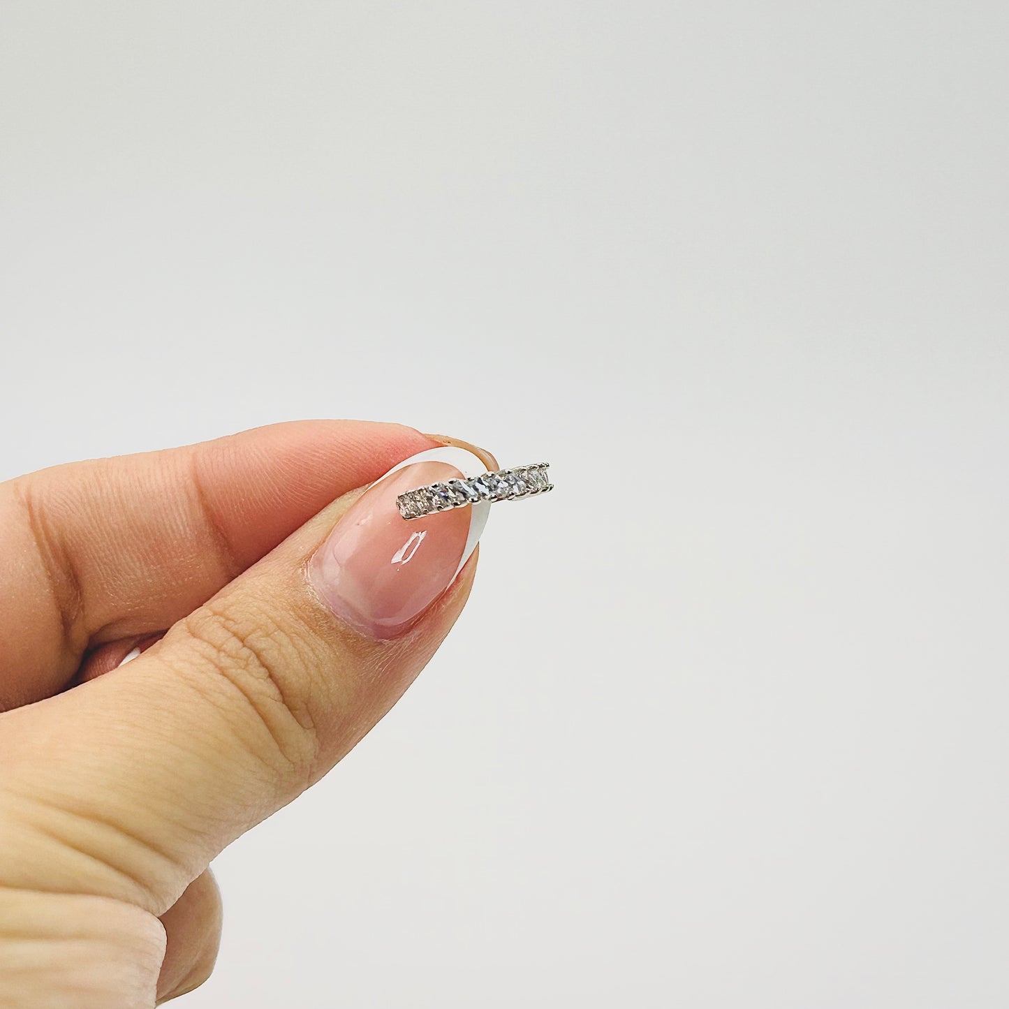 Earcuff línea de piedras inclinadas