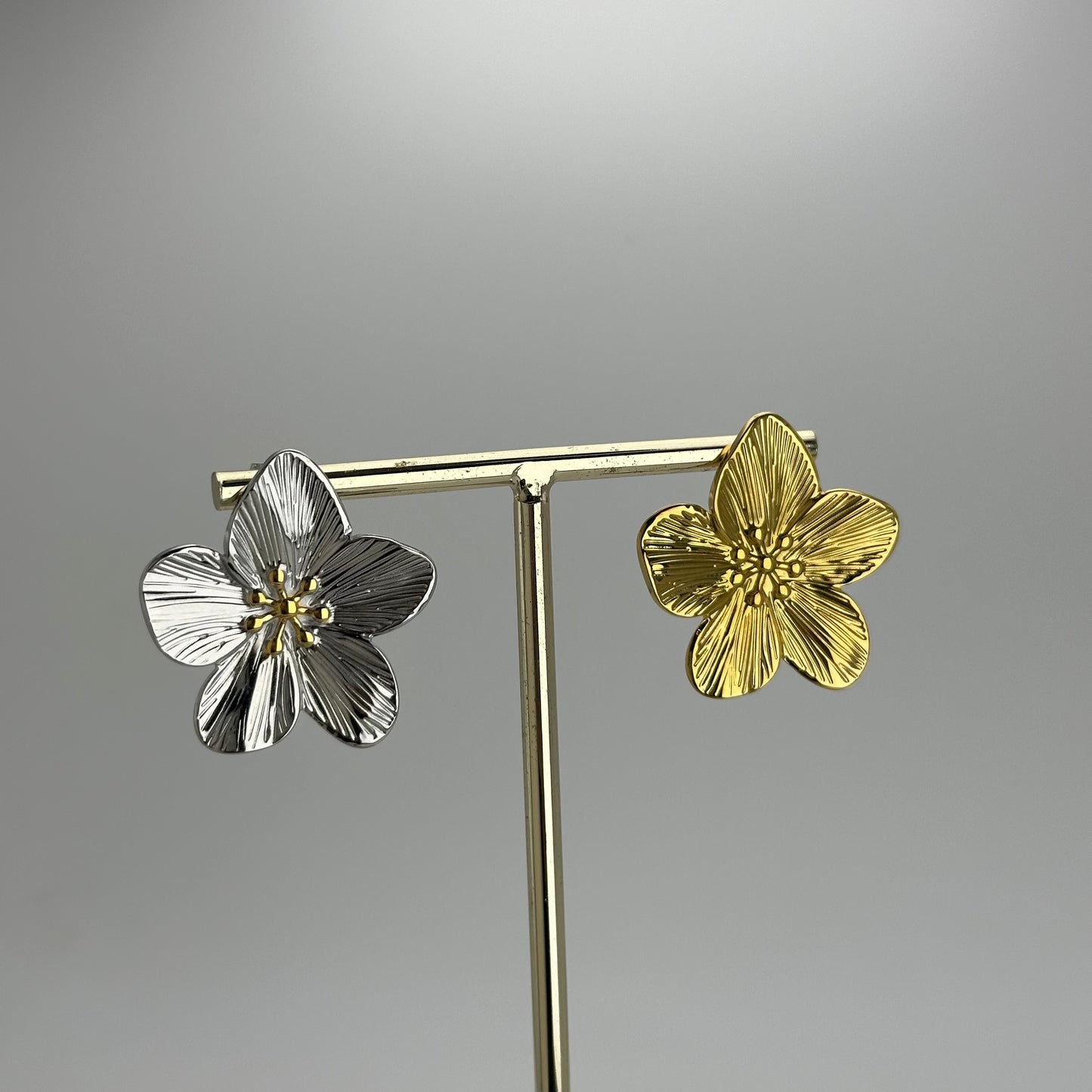 Studs de flor plateada