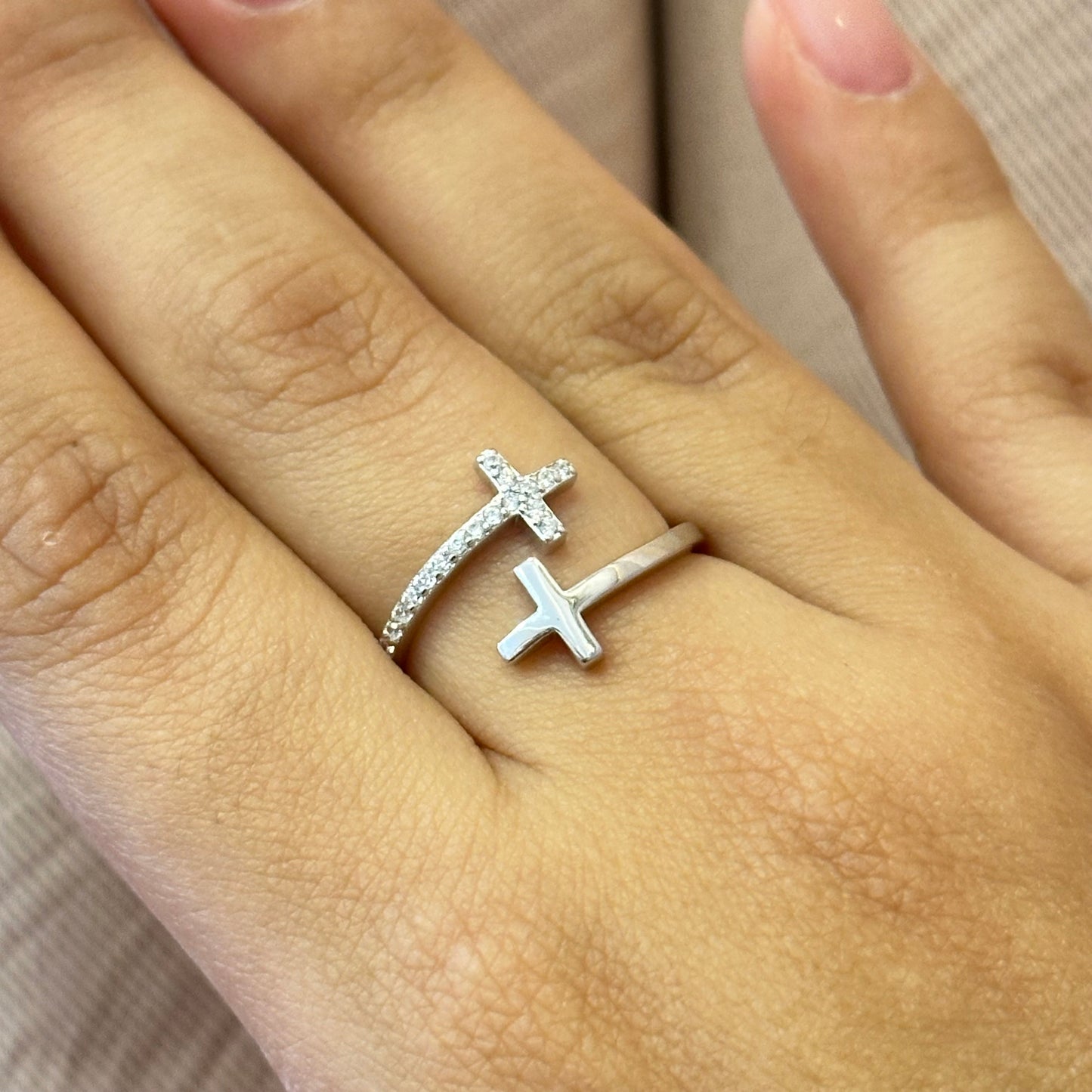 Anillo de dos cruces
