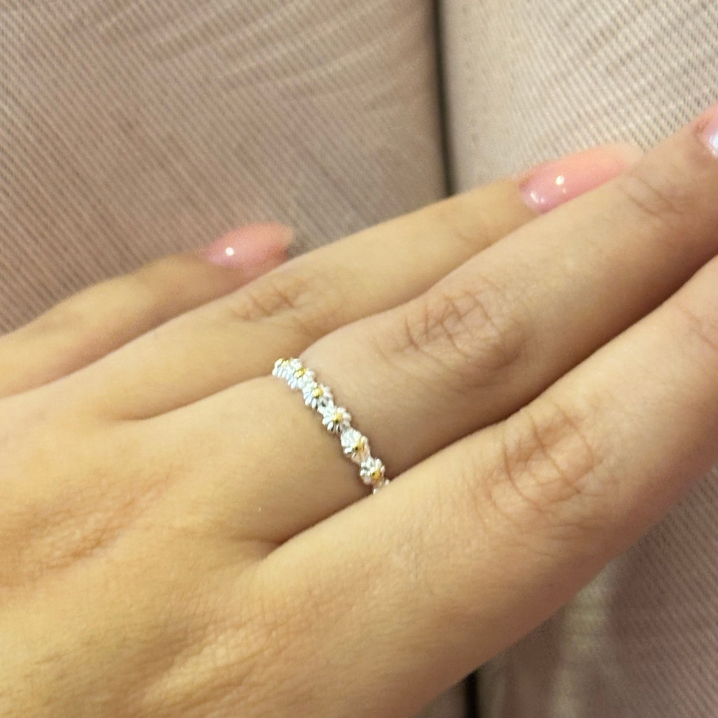 Anillo banda de margaritas