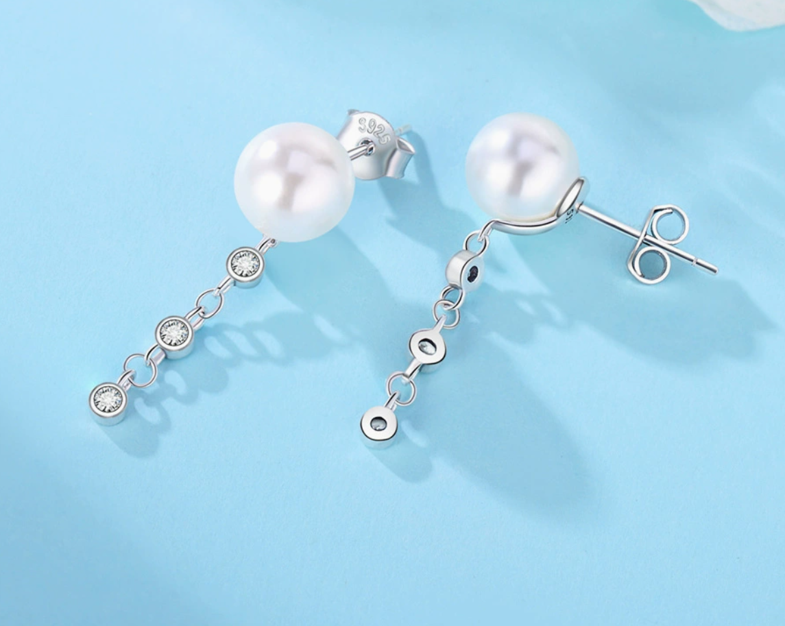 Aretes perla con tres zirconias colgantes