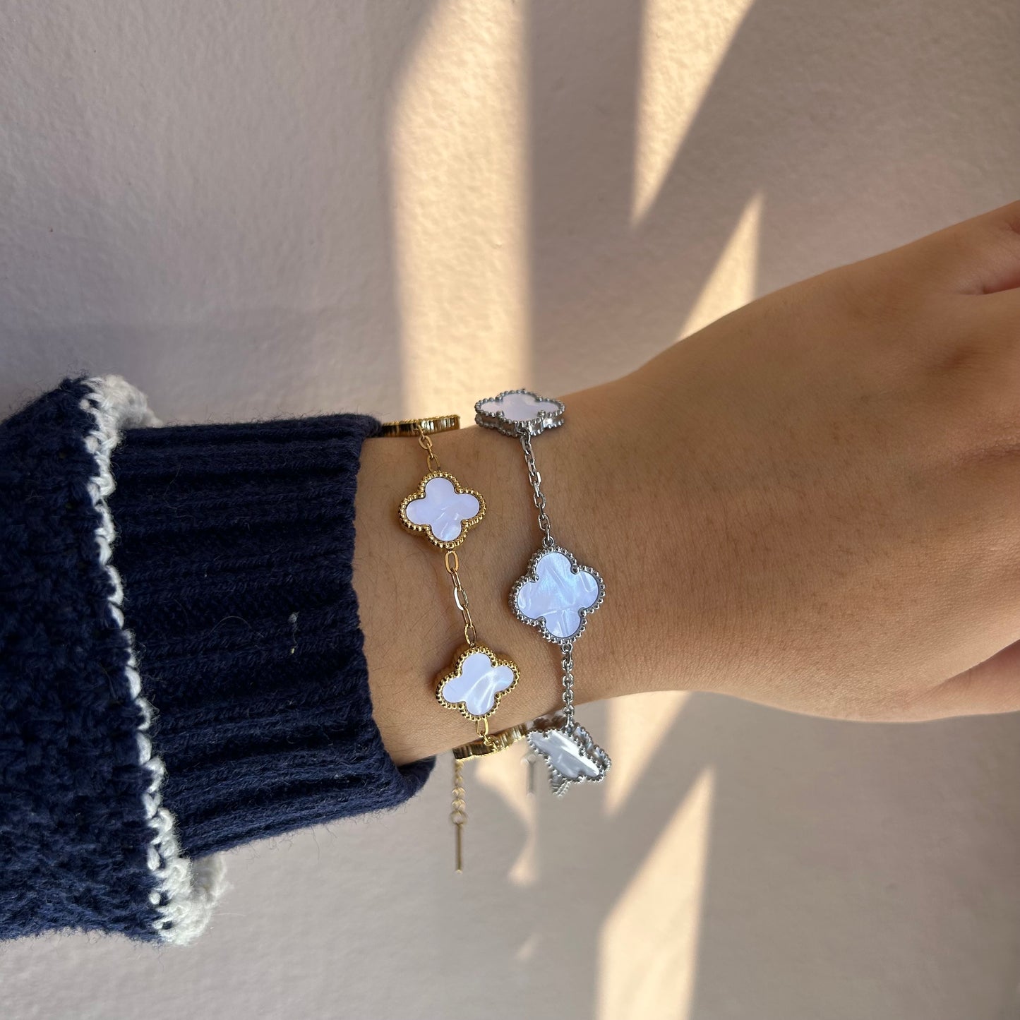 Pulsera trébol color blanco