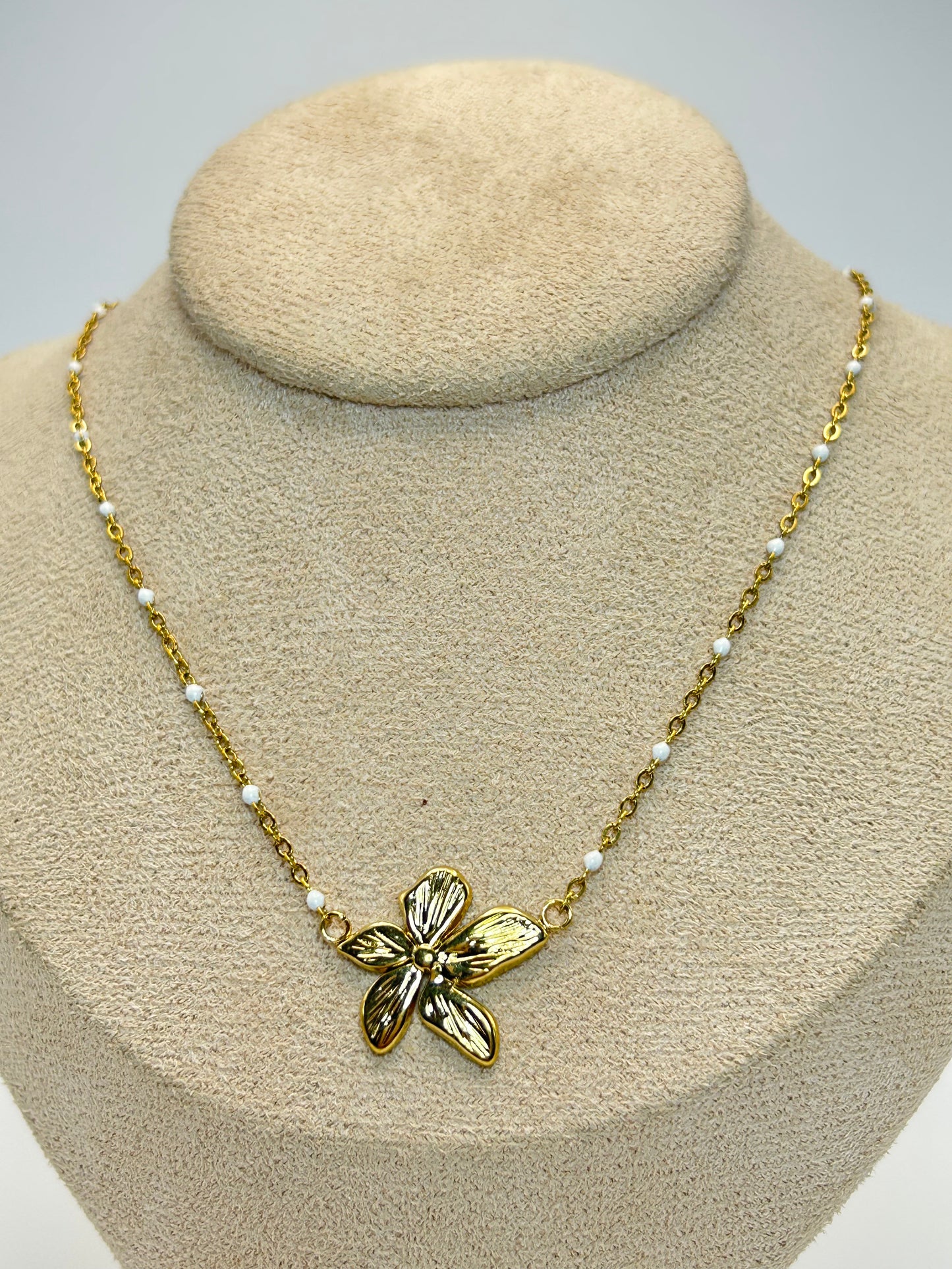 Cadena con Dije de Flor y Piedras Blancas🌸