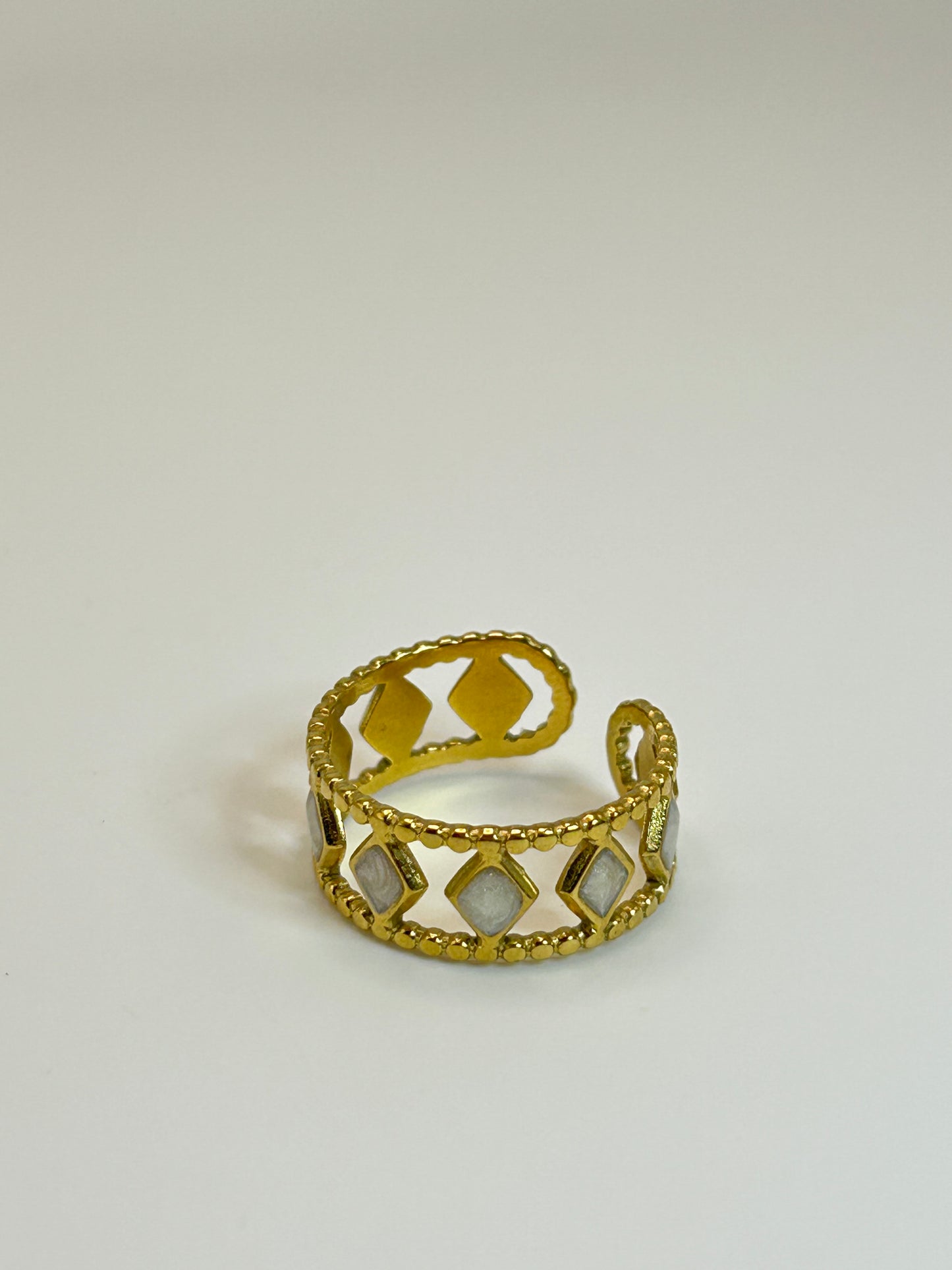 Anillo Tipo Carrousel con Rombos Blancos ✨