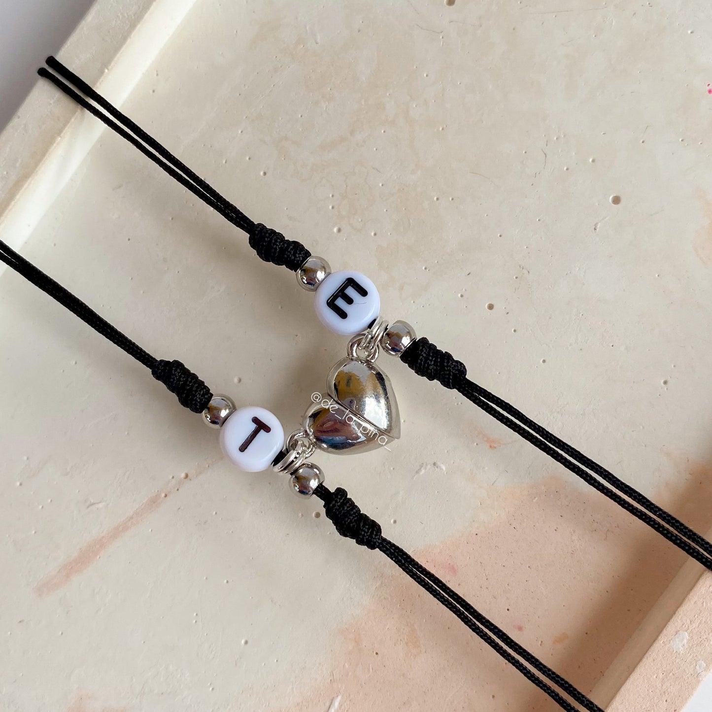 Pulseras pareja con inicial e imán