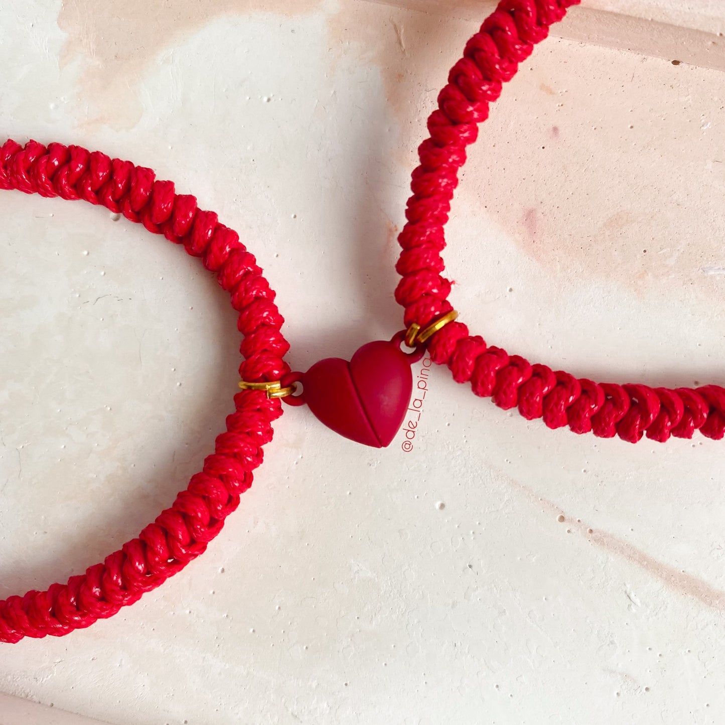 Pulseras de imán rojo
