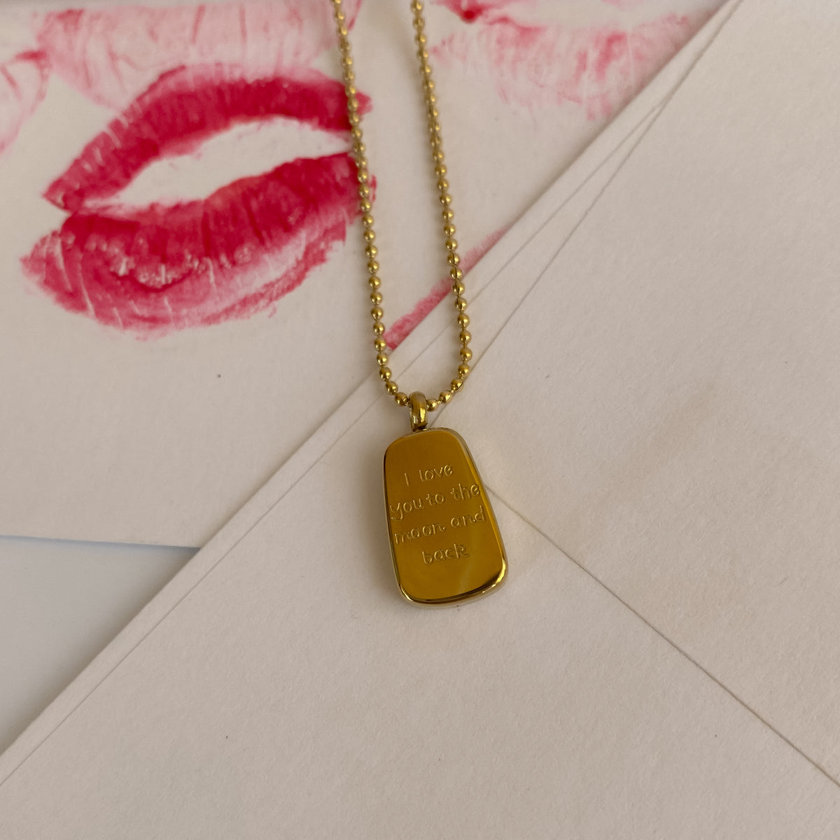 Cadena con frase "I love you to the moon and back"