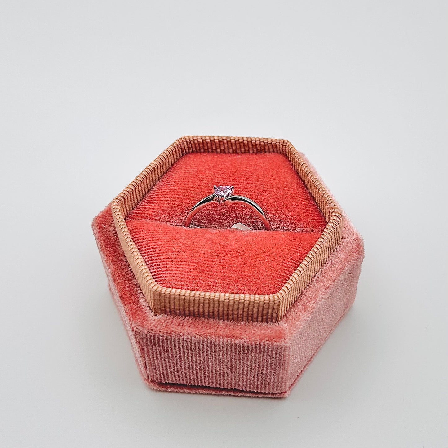 Anillo de corazón rosa