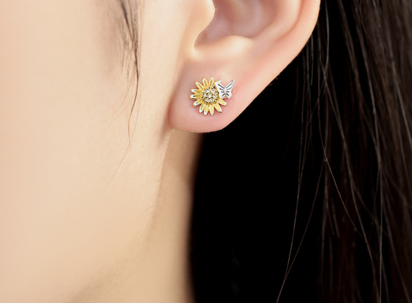 Stud de girasol con mariposa