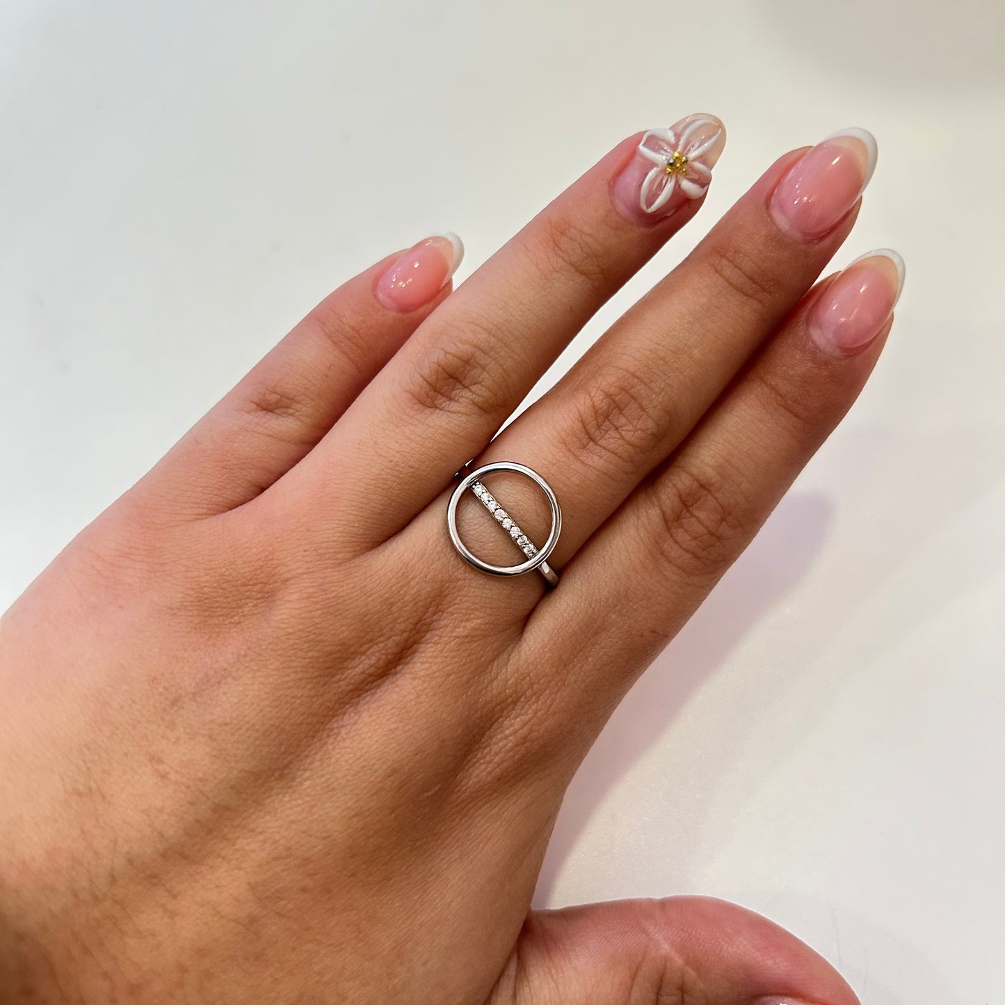 Anillo círculo con banda de zirconia