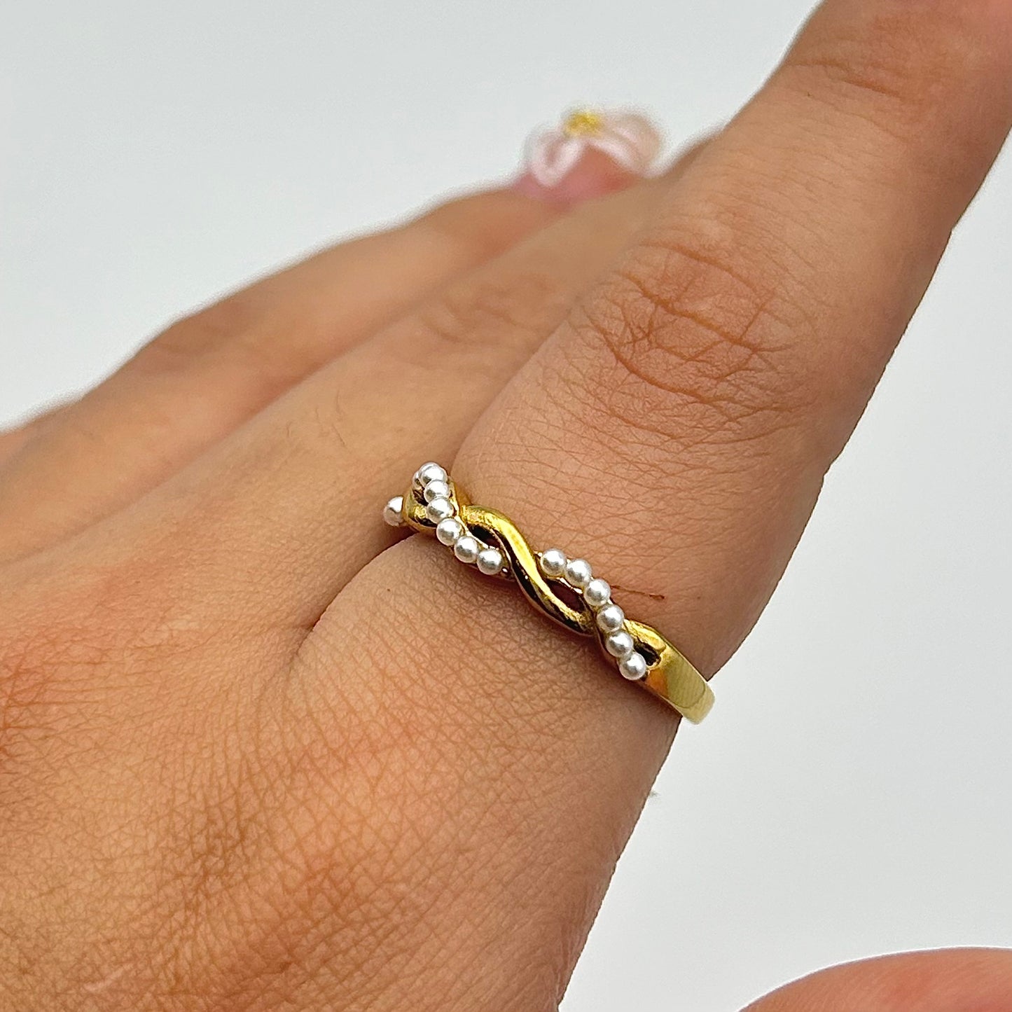 Anillo perlas entrelazadas