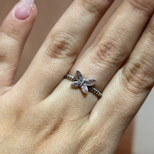 Anillo de mariposa rosada