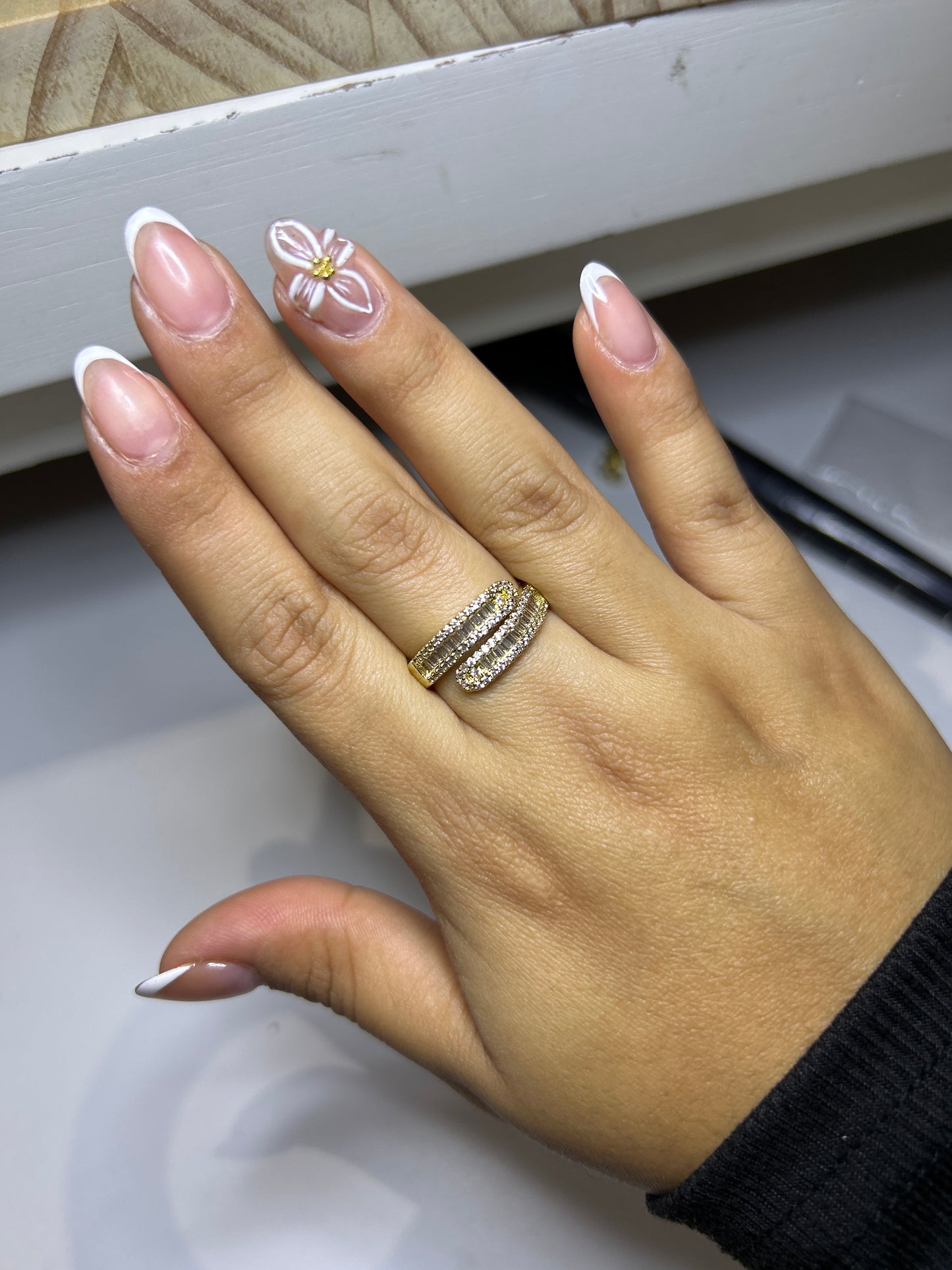 Anillo de zirconia entrelazado