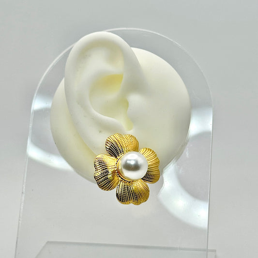 Aretes flor cuatro pétalos con perla