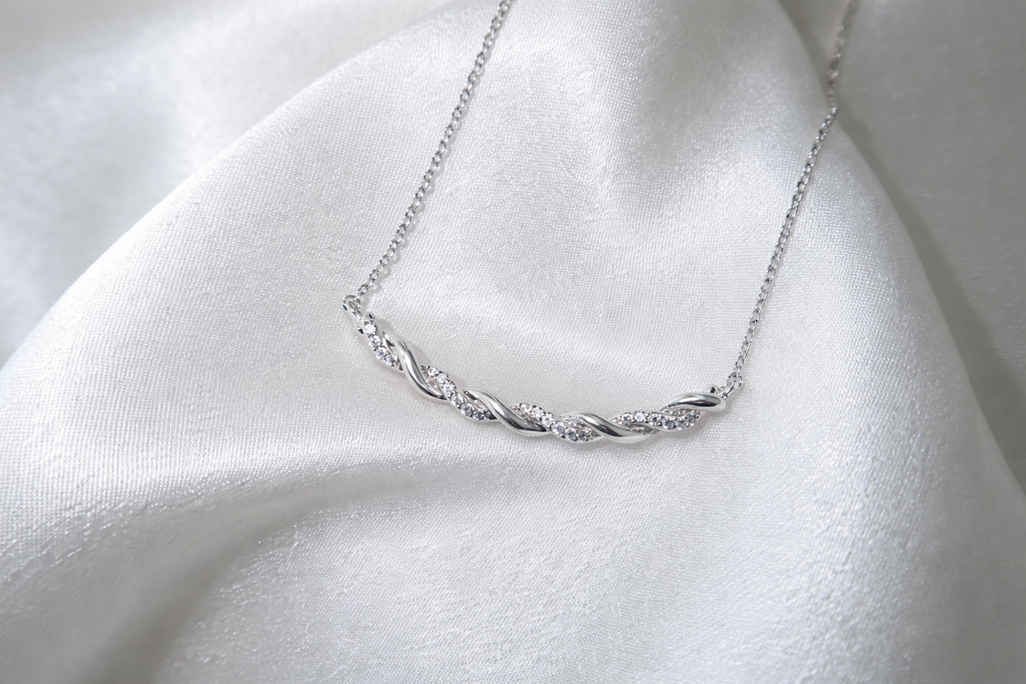 Cadena de Zirconias Entrelazadas en Doble Línea ✨