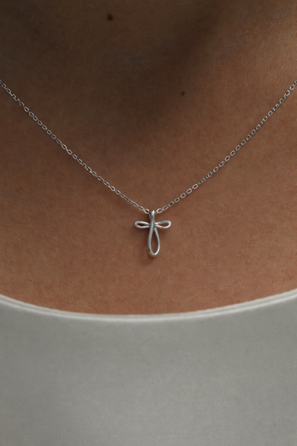 Cadena de Cruz Curva en Silueta 3D ✨