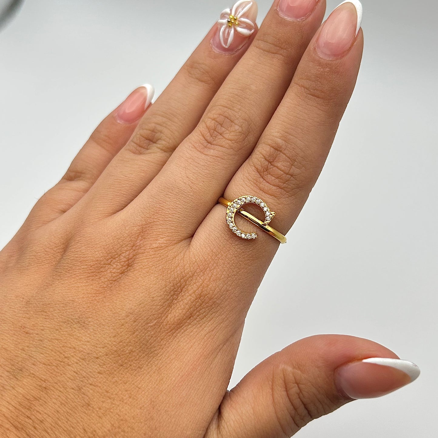 Anillo de inicial con zirconia