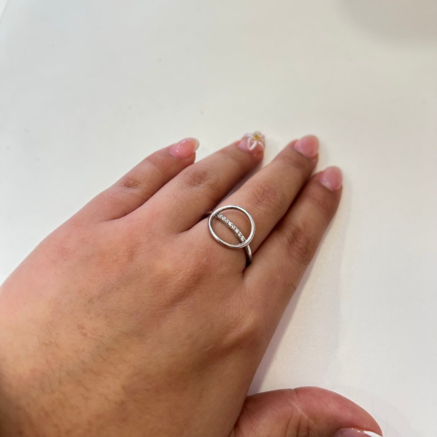 Anillo círculo con banda de zirconia