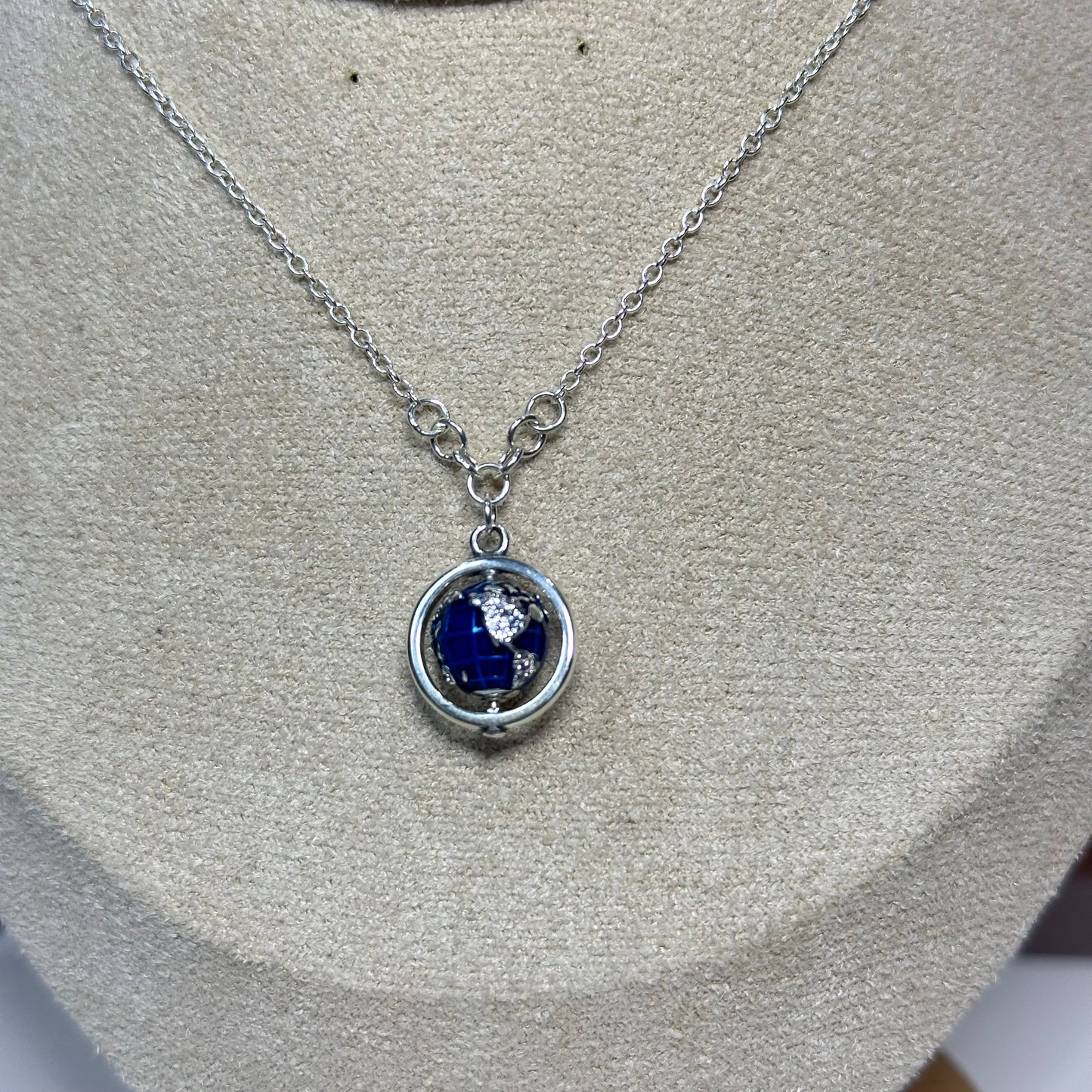 Cadena de plata mundo giratorio