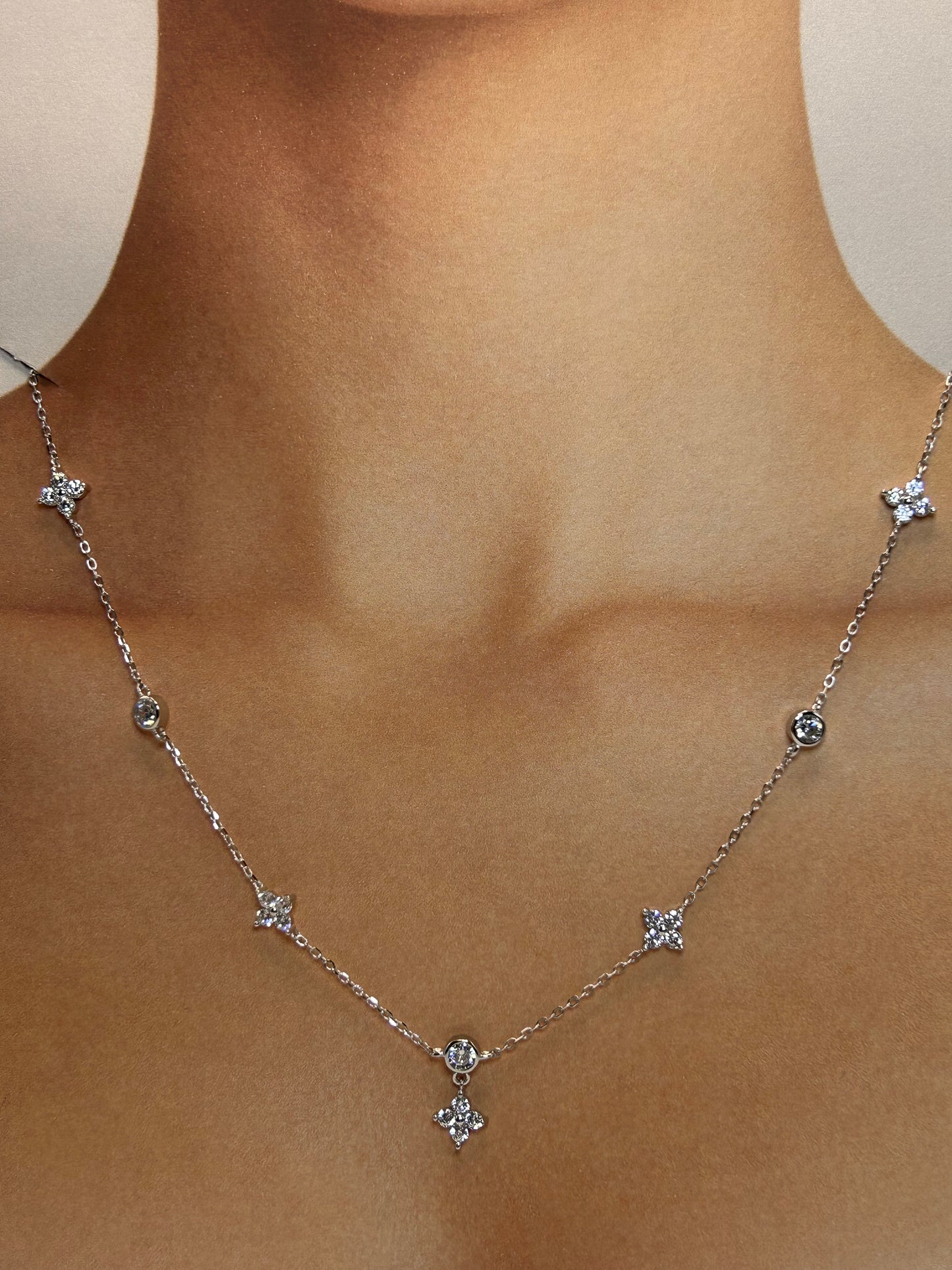 Cadena de 4 Petalos con Uno Colgante🌸