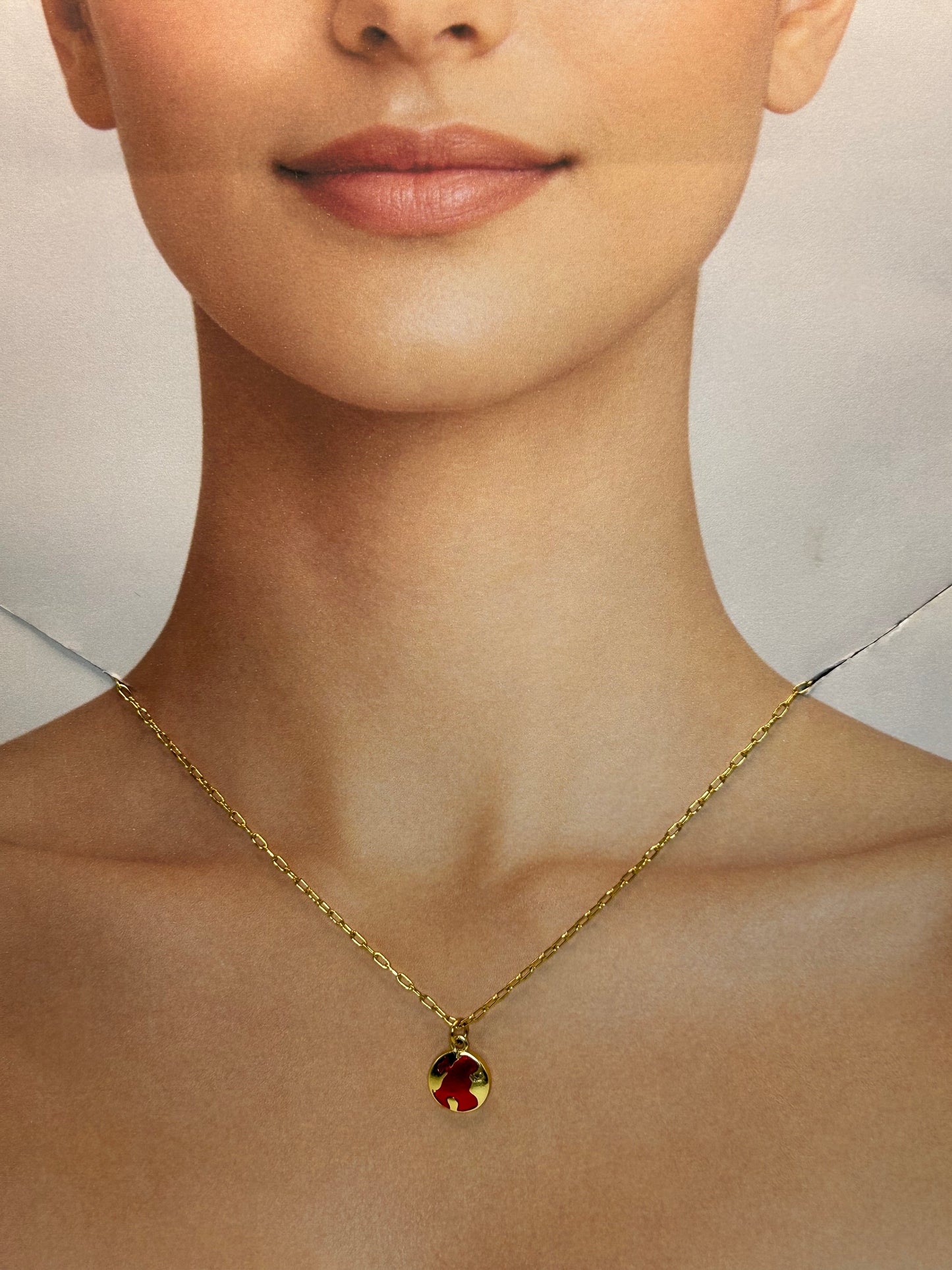 Collar Dije Mundo Rojo ❤️